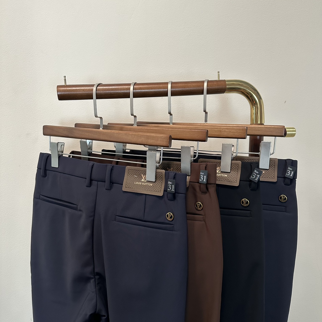 NO:601556,New fleece business casual pants!  Louis Vuitton's latest collection of men's casual pants for autumn and winter!  Made of customer-supplied elastic soft cotton material, soft and delicate, and feels great!  The brand style is clear at a glance!  Minimalist design, no extra exaggerated elements to declare victory, fine details, original custom-made hardware accessories, just the right thickness, easy to control in all weathers, classic color upper body, very energetic, multiple styles of wear, casual business, daily life, fashion trends can be controlled!  The overall style and fashion sense are extremely outstanding, bringing extraordinary clothing taste!  Color Black Dark Blue Khaki Royal Blue Size 29-40,,louis vuitton,louis vuitton,alexander wang19860909加绒商务休闲裤上新！ LV 路易秋冬最新系列男士休闲裤！ 采用客供弹力柔棉材质,柔软细腻,手感绝佳！品牌格调一览无余！极简主义设计,没有多余浮夸的元素来宣兵夺主,细节做工精细,五金配件原版定制,厚薄程度也是恰到好处,轻松驾驭各种天气,经典颜色上身很显精气神,多种风格穿搭,休闲商务、日常生活、时尚潮流均可驾驭！整体不论是档次还是时尚感都是极为出色的,带来非凡的衣着品味！ 颜色黑色 深蓝色 卡其 宝蓝色 码数29-40,,louis vuitton,louis vuitton,alexander wang,Men's clothing