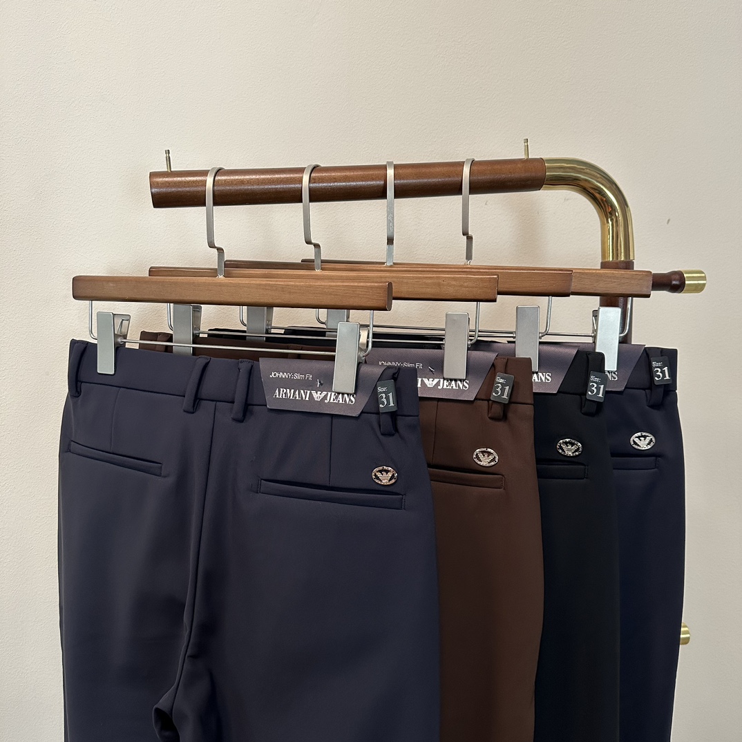 NO:600279,New fleece business casual pants!  BBR Burberry's latest 2025 autumn and winter series of men's casual pants!  Made of customer-supplied elastic soft cotton material, soft and delicate, and feels great!  The brand style is clear at a glance!  Minimalist design, no extra exaggerated elements to declare victory, fine details, original custom-made hardware accessories, just the right thickness, easy to control in all weathers, classic color upper body, very energetic, multiple styles of wear, casual business, daily life, fashion trends can be controlled!  The overall style and fashion sense are extremely outstanding, bringing extraordinary clothing taste!  Color black dark blue khaki royal blue code number 29-40, burberry, alexander wang19860909加绒商务休闲裤上新！ BBR 巴宝莉2025秋冬最新系列男士休闲裤！ 采用客供弹力柔棉材质,柔软细腻,手感绝佳！品牌格调一览无余！极简主义设计,没有多余浮夸的元素来宣兵夺主,细节做工精细,五金配件原版定制,厚薄程度也是恰到好处,轻松驾驭各种天气,经典颜色上身很显精气神,多种风格穿搭,休闲商务、日常生活、时尚潮流均可驾驭！整体不论是档次还是时尚感都是极为出色的,带来非凡的衣着品味！ 颜色黑色 深蓝色 卡其 宝蓝色 码数29-40,,burberry,alexander wang,Men's clothing