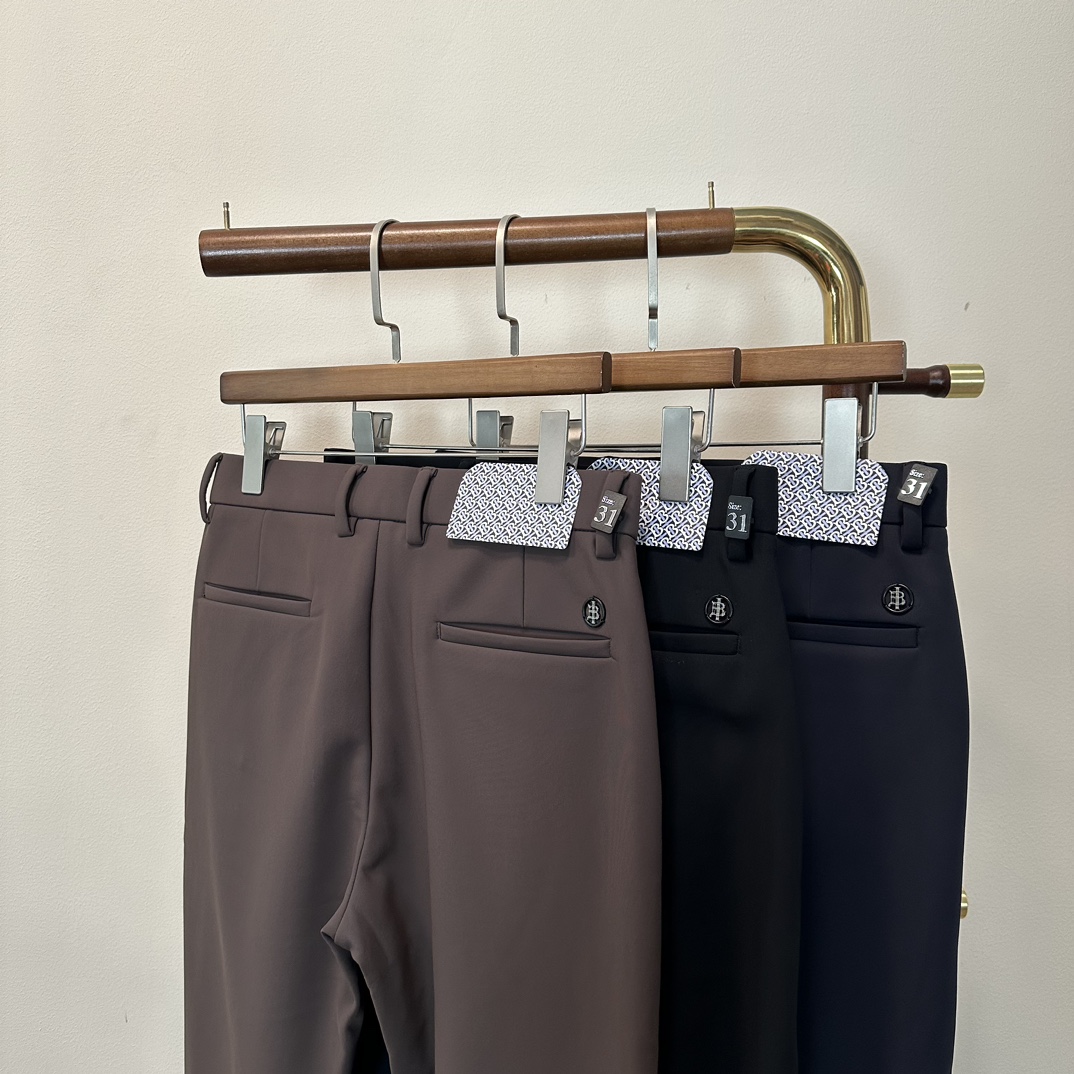 NO:601552,New fleece business casual pants!  BBR Burberry's latest autumn and winter collection of men's casual pants!  Made of customer-supplied elastic soft cotton material, soft and delicate, and feels great!  The brand style is clear at a glance!  Minimalist design, no extra exaggerated elements to declare victory, fine details, original custom-made hardware accessories, just the right thickness, easy to control in all weathers, classic color upper body, very energetic, multiple styles of wear, casual business, daily life, fashion trends can be controlled!  The overall style and fashion sense are extremely outstanding, bringing extraordinary clothing taste!  Color black dark blue khaki size 29-40, burberry, alexander wang19860909加绒商务休闲裤上新！ BBR 巴宝莉秋冬最新系列男士休闲裤！ 采用客供弹力柔棉材质,柔软细腻,手感绝佳！品牌格调一览无余！极简主义设计,没有多余浮夸的元素来宣兵夺主,细节做工精细,五金配件原版定制,厚薄程度也是恰到好处,轻松驾驭各种天气,经典颜色上身很显精气神,多种风格穿搭,休闲商务、日常生活、时尚潮流均可驾驭！整体不论是档次还是时尚感都是极为出色的,带来非凡的衣着品味！ 颜色黑色 深蓝色 卡其 码数29-40,,burberry,alexander wang,Men's clothing