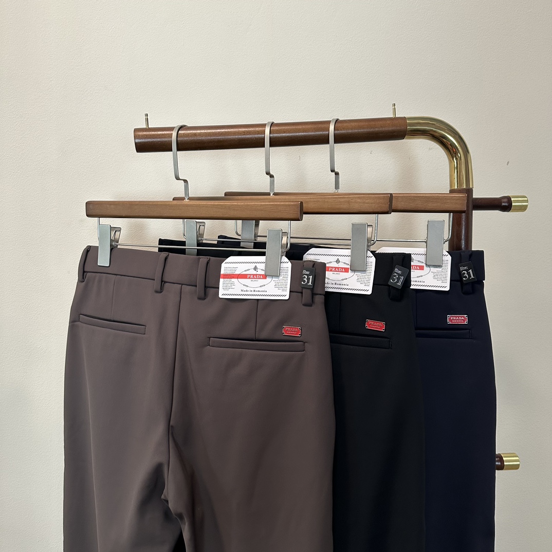 NO:601550,New fleece business casual pants!  PRA Prada's latest autumn and winter collection of men's casual pants!  Made of customer-supplied elastic soft cotton material, soft and delicate, and feels great!  The brand style is clear at a glance!  Minimalist design, no extra exaggerated elements to declare victory, fine details, original custom-made hardware accessories, just the right thickness, easy to control in all weathers, classic color upper body, very energetic, multiple styles of wear, casual business, daily life, fashion trends can be controlled!  The overall style and fashion sense are extremely outstanding, bringing extraordinary clothing taste!  Color black dark blue khaki size 29-40, prada, prada, alexander wang19860909加绒商务休闲裤上新！ PRA 普拉达秋冬最新系列男士休闲裤！ 采用客供弹力柔棉材质,柔软细腻,手感绝佳！品牌格调一览无余！极简主义设计,没有多余浮夸的元素来宣兵夺主,细节做工精细,五金配件原版定制,厚薄程度也是恰到好处,轻松驾驭各种天气,经典颜色上身很显精气神,多种风格穿搭,休闲商务、日常生活、时尚潮流均可驾驭！整体不论是档次还是时尚感都是极为出色的,带来非凡的衣着品味！ 颜色黑色 深蓝色 卡其 码数29-40,,prada,prada,alexander wang,Men's clothing