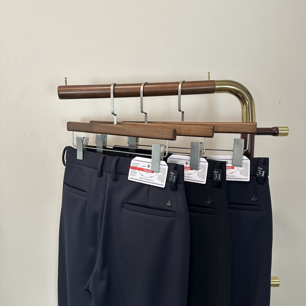 NO:601548,New fleece business casual pants!  PRA Prada's latest autumn and winter series of men's casual pants!  Made of customer-supplied elastic soft cotton material, soft and delicate, and feels great!  The brand style is clear at a glance!  Minimalist design, no extra exaggerated elements to declare victory, fine details, original custom-made hardware accessories, just the right thickness, easy to control in all weathers, classic color upper body, very energetic, multiple styles of wear, casual business, daily life, fashion trends can be controlled!  The overall style and fashion sense are extremely outstanding, bringing extraordinary clothing taste!  Color Black Dark Blue Royal Blue Size 29-40, prada, prada, alexander wang19860909加绒商务休闲裤上新！ PRA 普拉达 秋冬最新系列男士休闲裤！ 采用客供弹力柔棉材质,柔软细腻,手感绝佳！品牌格调一览无余！极简主义设计,没有多余浮夸的元素来宣兵夺主,细节做工精细,五金配件原版定制,厚薄程度也是恰到好处,轻松驾驭各种天气,经典颜色上身很显精气神,多种风格穿搭,休闲商务、日常生活、时尚潮流均可驾驭！整体不论是档次还是时尚感都是极为出色的,带来非凡的衣着品味！ 颜色黑色 深蓝色 宝蓝色 码数29-40,,prada,prada,alexander wang,Men's clothing