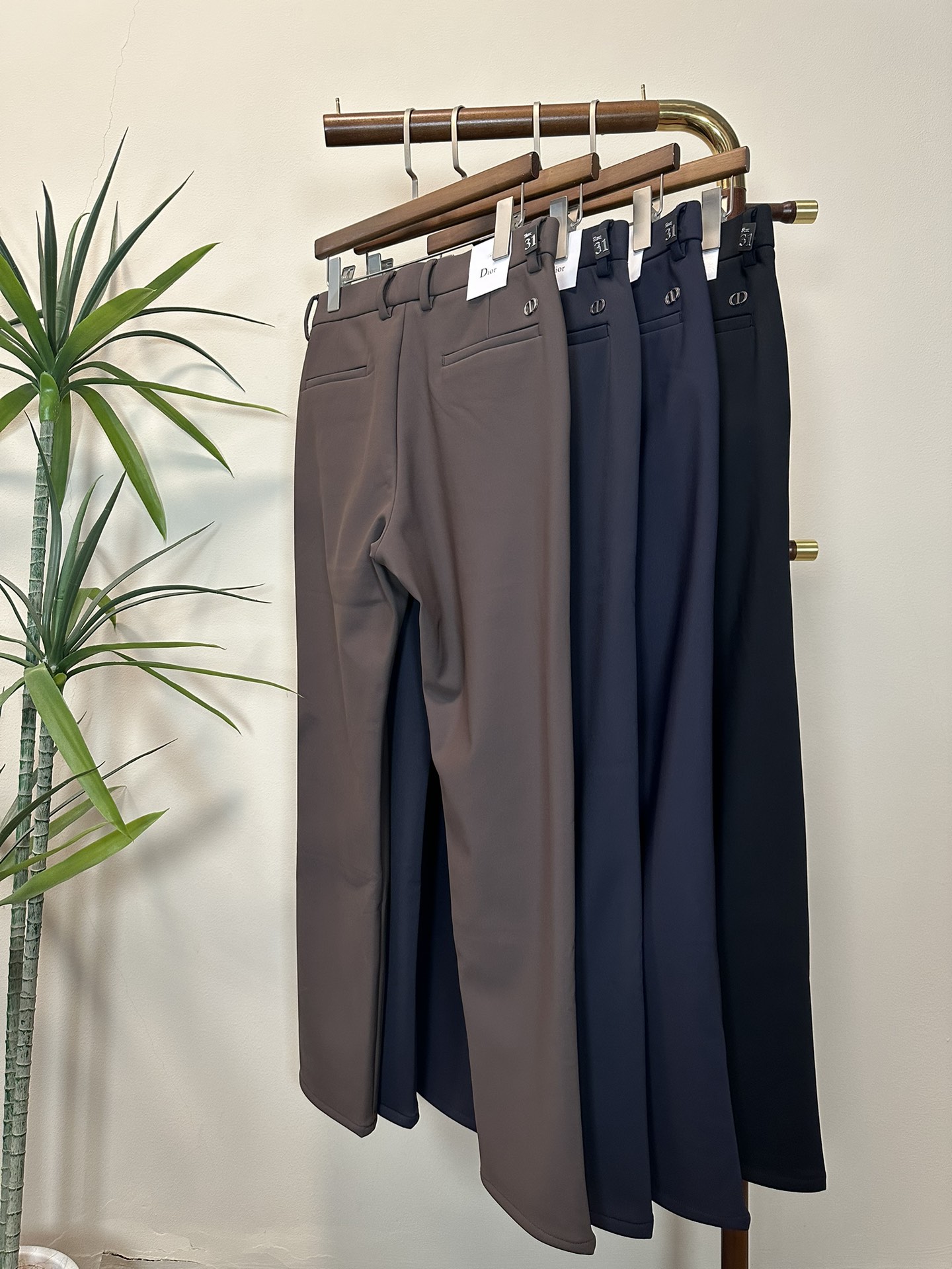 NO:601553,New fleece business casual pants!  DIOR Dior's latest autumn and winter series of men's casual pants!  Made of customer-supplied elastic soft cotton material, soft and delicate, and feels great!  The brand style is clear at a glance!  Minimalist design, no extra exaggerated elements to declare victory, fine details, original custom-made hardware accessories, just the right thickness, easy to control in all weathers, classic color upper body, very energetic, multiple styles of wear, casual business, daily life, fashion trends can be controlled!  The overall style and fashion sense are extremely outstanding, bringing extraordinary clothing taste!  Color Black Dark Blue Khaki Royal Blue Size 29-40,,dior,dior,alexander wang19860909加绒商务休闲裤上新！ DIOR 迪奥秋冬最新系列男士休闲裤！ 采用客供弹力柔棉材质,柔软细腻,手感绝佳！品牌格调一览无余！极简主义设计,没有多余浮夸的元素来宣兵夺主,细节做工精细,五金配件原版定制,厚薄程度也是恰到好处,轻松驾驭各种天气,经典颜色上身很显精气神,多种风格穿搭,休闲商务、日常生活、时尚潮流均可驾驭！整体不论是档次还是时尚感都是极为出色的,带来非凡的衣着品味！ 颜色黑色 深蓝色 卡其 宝蓝色 码数29-40,,dior,dior,alexander wang,Men's clothing