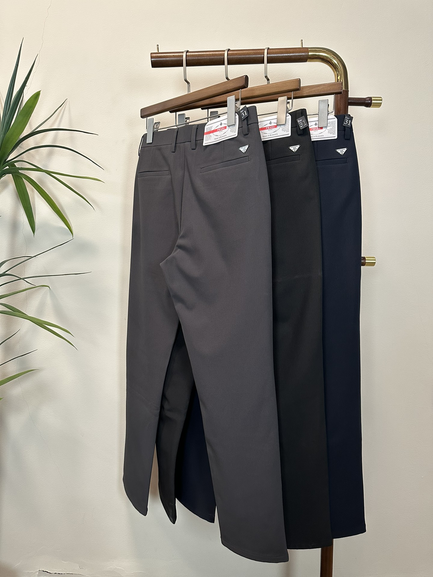 NO:600292,New fleece business casual pants!  PRA Prada 2025 autumn and winter latest series of men's casual pants!  Made of customer-supplied elastic soft cotton material, soft and delicate, and feels great!  The brand style is clear at a glance!  Minimalist design, no extra exaggerated elements to declare victory, fine details, original custom-made hardware accessories, just the right thickness, easy to control in all weathers, classic color upper body, very energetic, multiple styles of wear, casual business, daily life, fashion trends can be controlled!  The overall style and fashion sense are extremely outstanding, bringing extraordinary clothing taste!  Color Black Dark Blue Gray Size 29-40, prada, prada, alexander wang19860909加绒商务休闲裤上新！ PRA 普拉达2025秋冬最新系列男士休闲裤！ 采用客供弹力柔棉材质,柔软细腻,手感绝佳！品牌格调一览无余！极简主义设计,没有多余浮夸的元素来宣兵夺主,细节做工精细,五金配件原版定制,厚薄程度也是恰到好处,轻松驾驭各种天气,经典颜色上身很显精气神,多种风格穿搭,休闲商务、日常生活、时尚潮流均可驾驭！整体不论是档次还是时尚感都是极为出色的,带来非凡的衣着品味！ 颜色黑色 深蓝色 灰色 码数29-40,,prada,prada,alexander wang,Men's clothing