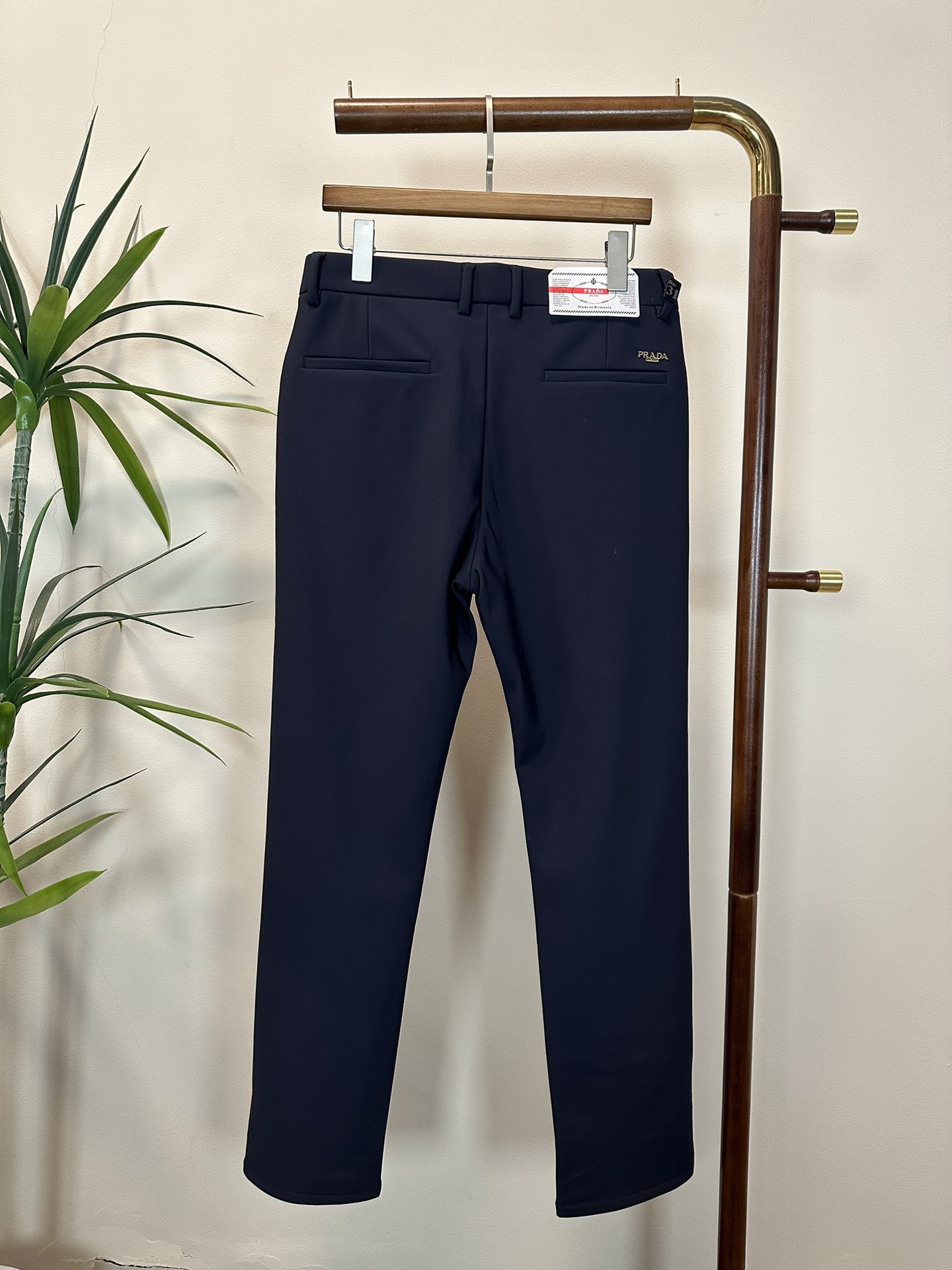 NO:600291,New fleece business casual pants!  PRA 2025 autumn and winter latest series of men's casual pants!  Made of customer-supplied elastic soft cotton material, soft and delicate, and feels great!  The brand style is clear at a glance!  Minimalist design, no extra exaggerated elements to declare victory, fine details, original custom-made hardware accessories, just the right thickness, easy to control in all weathers, classic color upper body, very energetic, multiple styles of wear, casual business, daily life, fashion trends can be controlled!  The overall style and fashion sense are extremely outstanding, bringing extraordinary clothing taste!  Color dark blue Size 29-40, prada, alexander wang19860909加绒商务休闲裤上新！ PRA 2025秋冬最新系列男士休闲裤！ 采用客供弹力柔棉材质,柔软细腻,手感绝佳！品牌格调一览无余！极简主义设计,没有多余浮夸的元素来宣兵夺主,细节做工精细,五金配件原版定制,厚薄程度也是恰到好处,轻松驾驭各种天气,经典颜色上身很显精气神,多种风格穿搭,休闲商务、日常生活、时尚潮流均可驾驭！整体不论是档次还是时尚感都是极为出色的,带来非凡的衣着品味！ 颜色深蓝色 码数29-40,,prada,alexander wang,Men's clothing