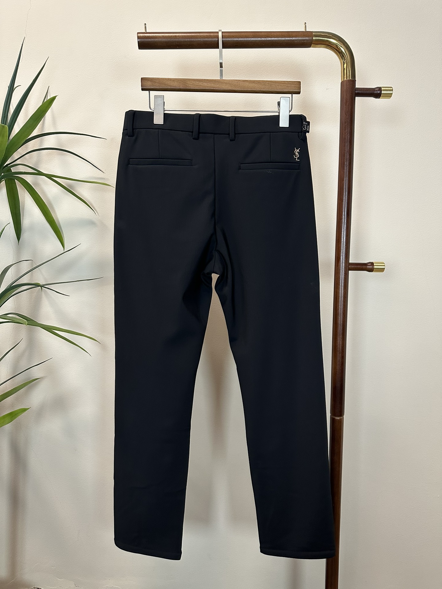 NO:600294,New fleece business casual pants!  SLY Saint Laurent 2025 autumn and winter latest series of men's casual pants!  Made of customer-supplied elastic soft cotton material, soft and delicate, and feels great!  The brand style is clear at a glance!  Minimalist design, no extra exaggerated elements to declare victory, fine details, original custom-made hardware accessories, just the right thickness, easy to control in all weathers, classic color upper body, very energetic, multiple styles of wear, casual business, daily life, fashion trends can be controlled!  The overall style and fashion sense are extremely outstanding, bringing extraordinary clothing taste!  Color Black Size 29-40, saint laurent, alexander wang19860909加绒商务休闲裤上新！ SLY 圣罗兰2025秋冬最新系列男士休闲裤！ 采用客供弹力柔棉材质,柔软细腻,手感绝佳！品牌格调一览无余！极简主义设计,没有多余浮夸的元素来宣兵夺主,细节做工精细,五金配件原版定制,厚薄程度也是恰到好处,轻松驾驭各种天气,经典颜色上身很显精气神,多种风格穿搭,休闲商务、日常生活、时尚潮流均可驾驭！整体不论是档次还是时尚感都是极为出色的,带来非凡的衣着品味！ 颜色黑色 码数29-40,,saint laurent,alexander wang,Men's clothing