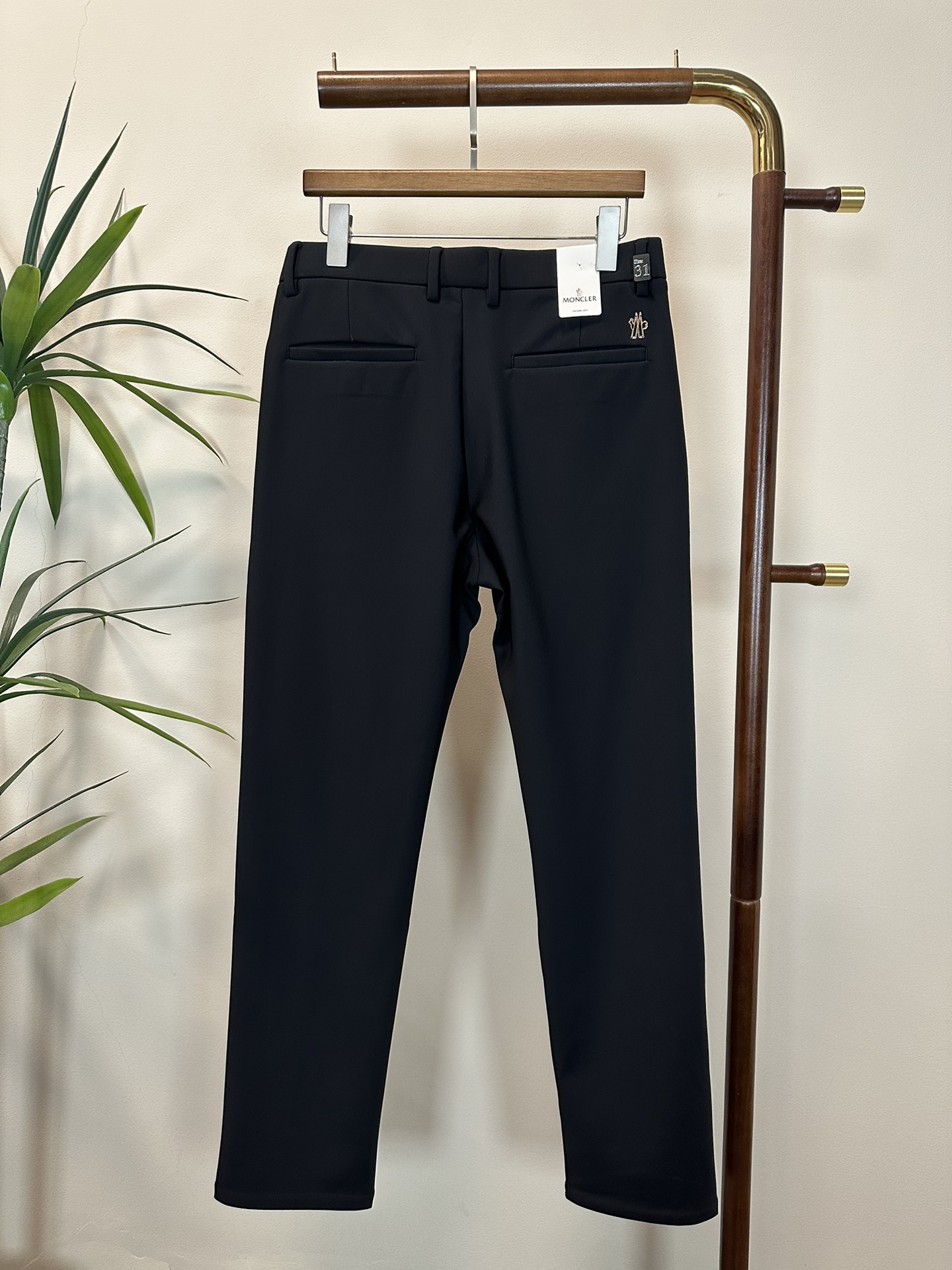 NO:600288,New fleece business casual pants!  MON 2025 autumn and winter latest series of men's casual pants!  Made of customer-supplied elastic soft cotton material, soft and delicate, and feels great!  The brand style is clear at a glance!  Minimalist design, no extra exaggerated elements to declare victory, fine details, original custom-made hardware accessories, just the right thickness, easy to control in all weathers, classic color upper body, very energetic, multiple styles of wear, casual business, daily life, fashion trends can be controlled!  The overall style and fashion sense are extremely outstanding, bringing extraordinary clothing taste!  Color Black Size 29-40, Moncler, alexander wang19860909加绒商务休闲裤上新！ MON 蒙口 2025秋冬最新系列男士休闲裤！ 采用客供弹力柔棉材质,柔软细腻,手感绝佳！品牌格调一览无余！极简主义设计,没有多余浮夸的元素来宣兵夺主,细节做工精细,五金配件原版定制,厚薄程度也是恰到好处,轻松驾驭各种天气,经典颜色上身很显精气神,多种风格穿搭,休闲商务、日常生活、时尚潮流均可驾驭！整体不论是档次还是时尚感都是极为出色的,带来非凡的衣着品味！ 颜色黑色 码数29-40,,Moncler,alexander wang,Men's clothing