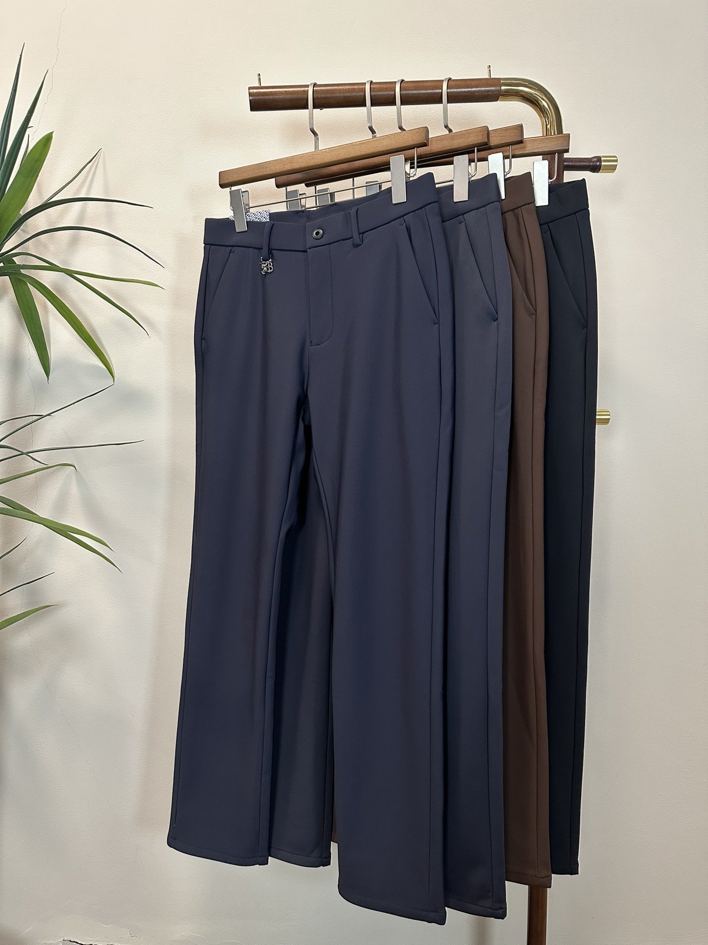 NO:600289,New fleece business casual pants!  BBR Burberry's latest 2025 autumn and winter series of men's casual pants!  Made of customer-supplied elastic soft cotton material, soft and delicate, and feels great!  The brand style is clear at a glance!  Minimalist design, no extra exaggerated elements to declare victory, fine details, original custom-made hardware accessories, just the right thickness, easy to control in all weathers, classic color upper body, very energetic, multiple styles of wear, casual business, daily life, fashion trends can be controlled!  The overall style and fashion sense are extremely outstanding, bringing extraordinary clothing taste!  Color black dark blue khaki royal blue code number 29-40, burberry, alexander wang19860909加绒商务休闲裤上新！ BBR 巴宝莉2025秋冬最新系列男士休闲裤！ 采用客供弹力柔棉材质,柔软细腻,手感绝佳！品牌格调一览无余！极简主义设计,没有多余浮夸的元素来宣兵夺主,细节做工精细,五金配件原版定制,厚薄程度也是恰到好处,轻松驾驭各种天气,经典颜色上身很显精气神,多种风格穿搭,休闲商务、日常生活、时尚潮流均可驾驭！整体不论是档次还是时尚感都是极为出色的,带来非凡的衣着品味！ 颜色黑色 深蓝色 卡其 宝蓝色 码数29-40,,burberry,alexander wang,Men's clothing