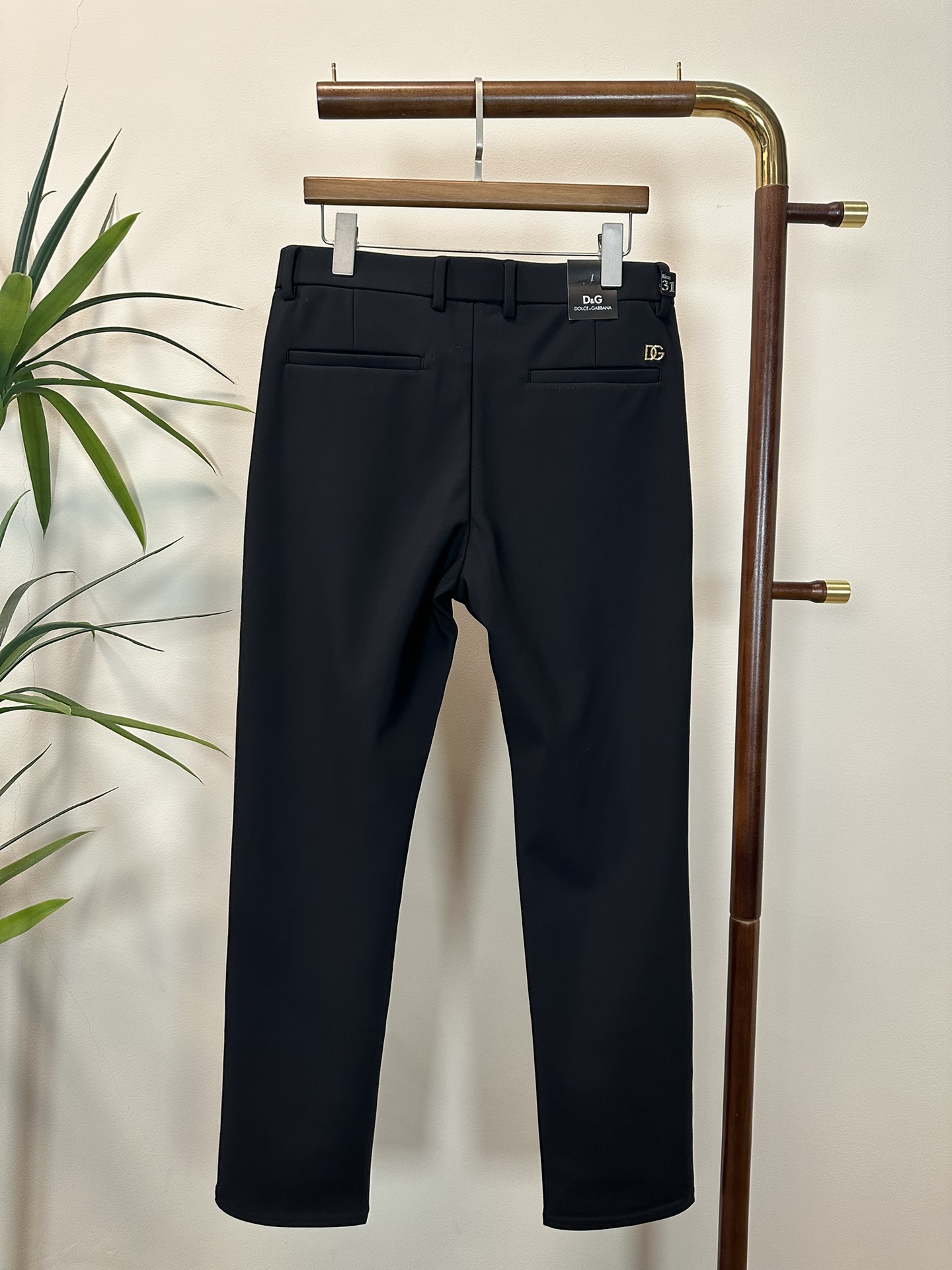 NO:600285,New fleece business casual pants!  DG Dolce & Gabbana 2025 autumn and winter latest series of men's casual pants!  Made of customer-supplied elastic soft cotton material, soft and delicate, and feels great!  The brand style is clear at a glance!  Minimalist design, no extra exaggerated elements to declare victory, fine details, original custom-made hardware accessories, just the right thickness, easy to control in all weathers, classic color upper body, very energetic, multiple styles of wear, casual business, daily life, fashion trends can be controlled!  The overall style and fashion sense are extremely outstanding, bringing extraordinary clothing taste!  Color Black Size 29-40, Dolce&Gabbana, alexander wang19860909加绒商务休闲裤上新！ DG 杜嘉班纳 2025秋冬最新系列男士休闲裤！ 采用客供弹力柔棉材质,柔软细腻,手感绝佳！品牌格调一览无余！极简主义设计,没有多余浮夸的元素来宣兵夺主,细节做工精细,五金配件原版定制,厚薄程度也是恰到好处,轻松驾驭各种天气,经典颜色上身很显精气神,多种风格穿搭,休闲商务、日常生活、时尚潮流均可驾驭！整体不论是档次还是时尚感都是极为出色的,带来非凡的衣着品味！ 颜色黑色 码数29-40,,Dolce&Gabbana,alexander wang,Men's clothing