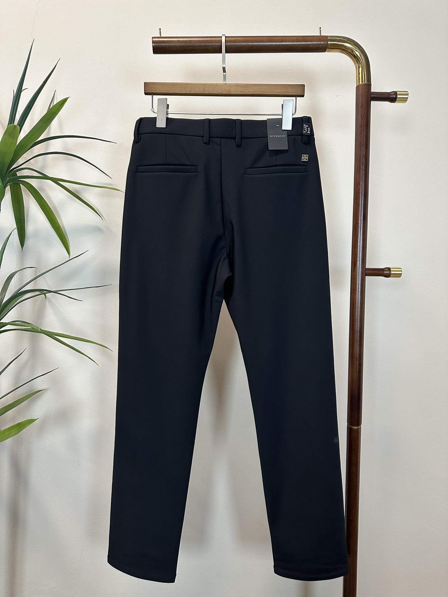 NO:600282,New fleece business casual pants!  GVC Givenchy 2025 autumn and winter latest series of men's casual pants!  Made of customer-supplied elastic soft cotton material, soft and delicate, and feels great!  The brand style is clear at a glance!  Minimalist design, no extra exaggerated elements to declare victory, fine details, original custom-made hardware accessories, just the right thickness, easy to control in all weathers, classic color upper body, very energetic, multiple styles of wear, casual business, daily life, fashion trends can be controlled!  The overall style and fashion sense are extremely outstanding, bringing extraordinary clothing taste!  Color Black Size 29-40, givenchy, alexander wang19860909加绒商务休闲裤上新！ GVC 纪梵希2025秋冬最新系列男士休闲裤！ 采用客供弹力柔棉材质,柔软细腻,手感绝佳！品牌格调一览无余！极简主义设计,没有多余浮夸的元素来宣兵夺主,细节做工精细,五金配件原版定制,厚薄程度也是恰到好处,轻松驾驭各种天气,经典颜色上身很显精气神,多种风格穿搭,休闲商务、日常生活、时尚潮流均可驾驭！整体不论是档次还是时尚感都是极为出色的,带来非凡的衣着品味！ 颜色黑色 码数29-40,,givenchy,alexander wang,Men's clothing