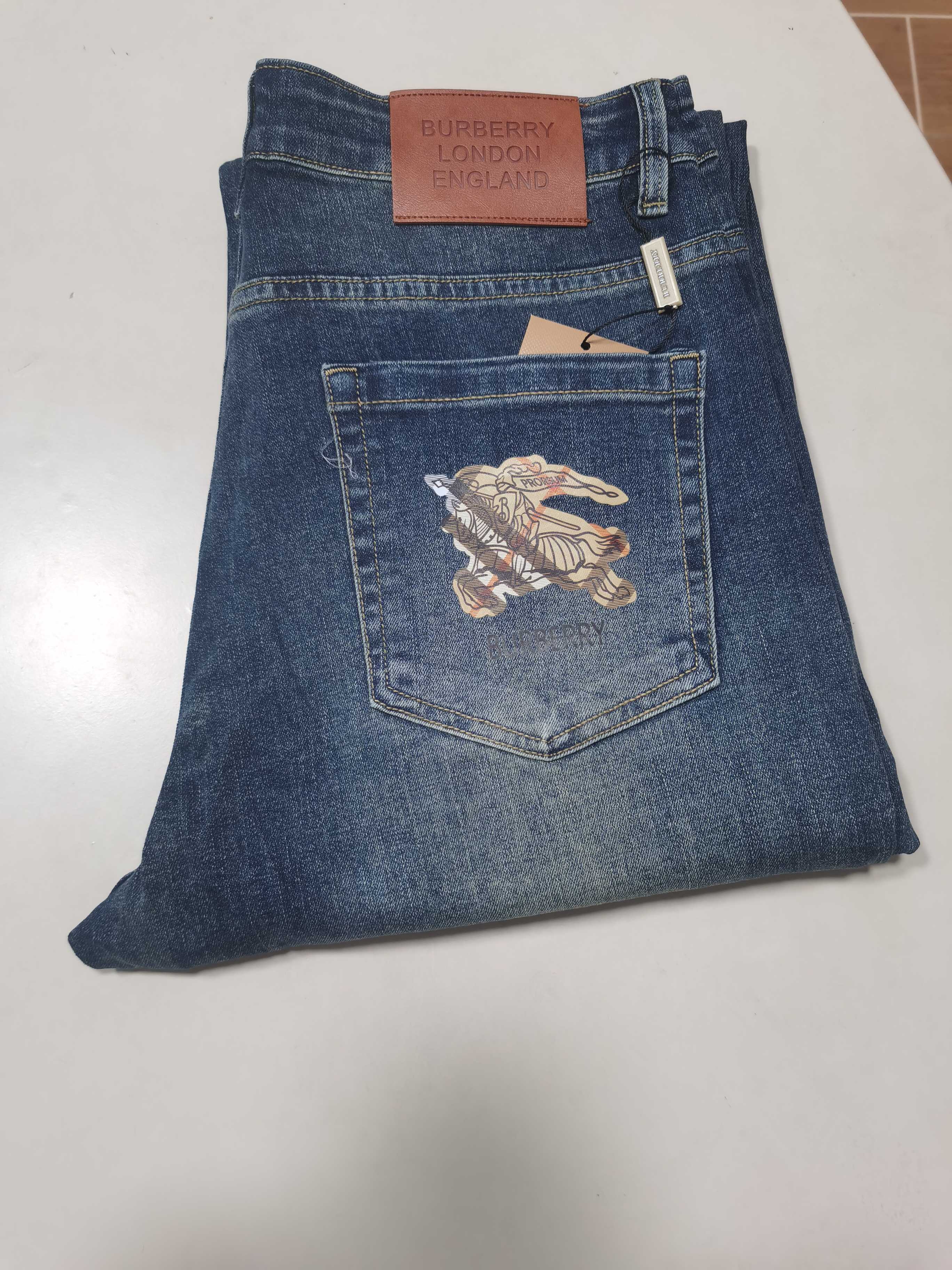 NO:601576,(New hot jeans for autumn and winter) BURBERRY exclusively offers new jeans, high-end version!  Custom-made fabrics at the counter are highly breathable and comfortable, with impeccable details and brand element design concepts, reflecting high quality. It feels delicate and soft!  It presents a casual cut and the upper body shape is awesome!  Code number 29-38,,burberry,burberry,jeans,alexander wang19860909（秋冬牛仔裤爆款上新） 巴宝莉 BURBERRY 独家专供新款 牛仔裤,高端版本！专柜定制面料 透气舒适度高,细节无可挑剔,品牌元素设计理念,体现高品质.手感细腻柔软！呈现休闲裁剪,上身版型超赞！ 码数29-38,,burberry,burberry,jeans,alexander wang,Men's clothing