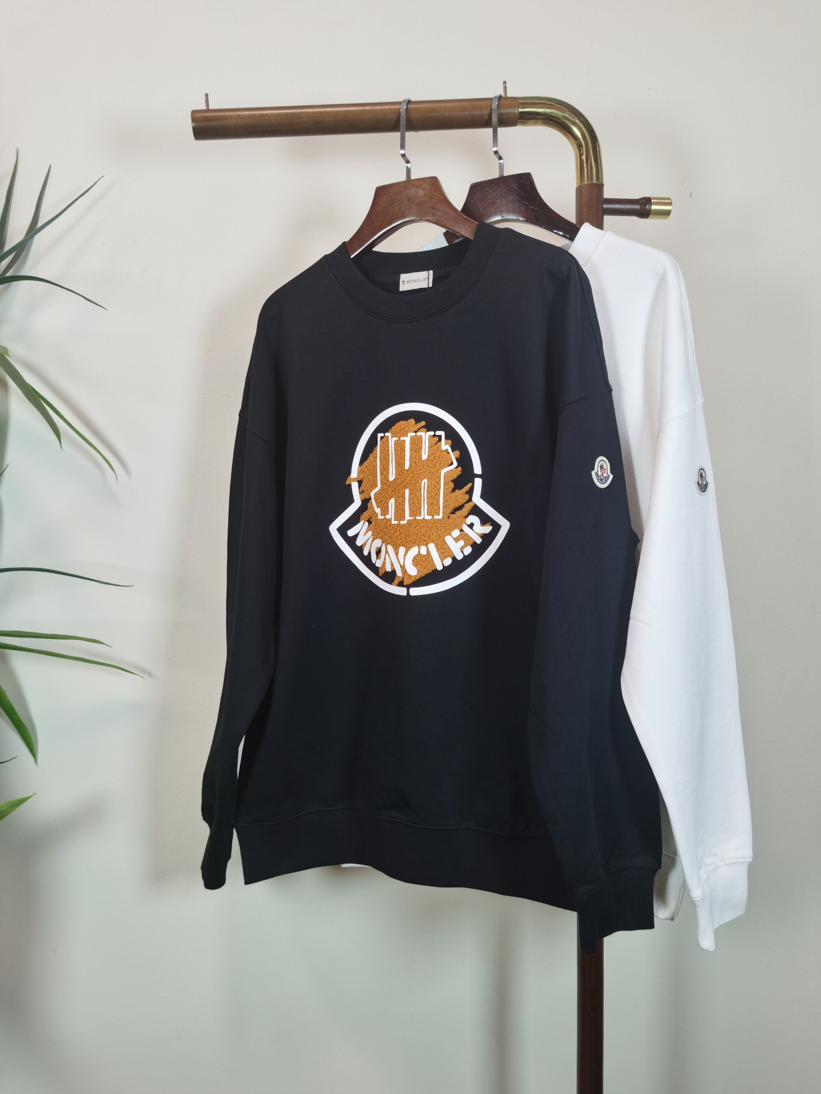 NO:607983,(Return and exchange within 15 days) Brand new [MONCLER] 2025 autumn and winter latest graffiti sweatshirt, exclusive sale at counters!  Original replica, exclusive design, super craftsmanship!  Extremely luxurious!  The pattern is awesome!  Customized high-end fabric, the upper body is crisp and stylish, comfortable but not tight, very tight and classy, ​​complete with 3 standards, color black, white, size S-2XL, Moncler, hoodie, sweatshirts, alexander wang19860909（退换15天内） 全新【 MONCLER】蒙口 2025秋冬最新款涂鸦卫衣,独家发售专柜同步！原版复刻,独家设计,超强工艺！极其奢华！版型超赞！定制高端面料 上身挺括有型 舒适不紧 紧绷非常有档次 3标齐全  颜色黑色 白色 尺码 S-2XL,,Moncler,hoodie,sweatshirts,alexander wang,Men's clothing