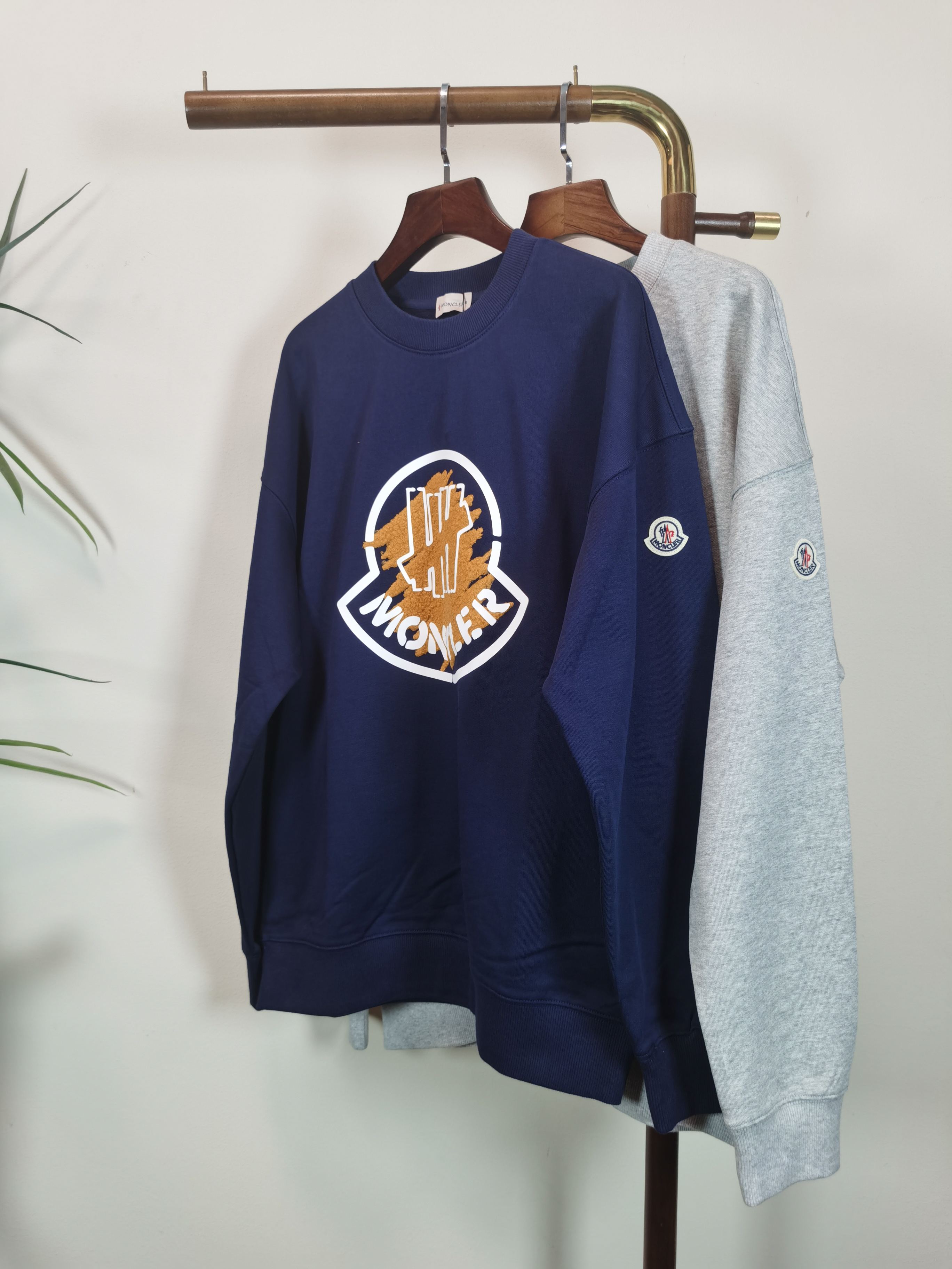 NO:607950,(Return and exchange within 15 days) Brand new [MONCLER] 2025 autumn and winter latest graffiti sweatshirt, exclusive sale at counters!  Original replica, exclusive design, super craftsmanship!  Extremely luxurious!  The pattern is awesome!  Customized high-end fabric, the upper body is crisp and stylish, comfortable but not tight, very tight and classy, ​​complete with 3 standards, color blue, gray, size S-2XL, Moncler, hoodie, sweatshirts, alexander wang19860909（退换15天内） 全新【 MONCLER】蒙口 2025秋冬最新款涂鸦卫衣,独家发售专柜同步！原版复刻,独家设计,超强工艺！极其奢华！版型超赞！定制高端面料 上身挺括有型 舒适不紧 紧绷非常有档次 3标齐全  颜色蓝色 灰色 尺码 S-2XL,,Moncler,hoodie,sweatshirts,alexander wang,Men's clothing