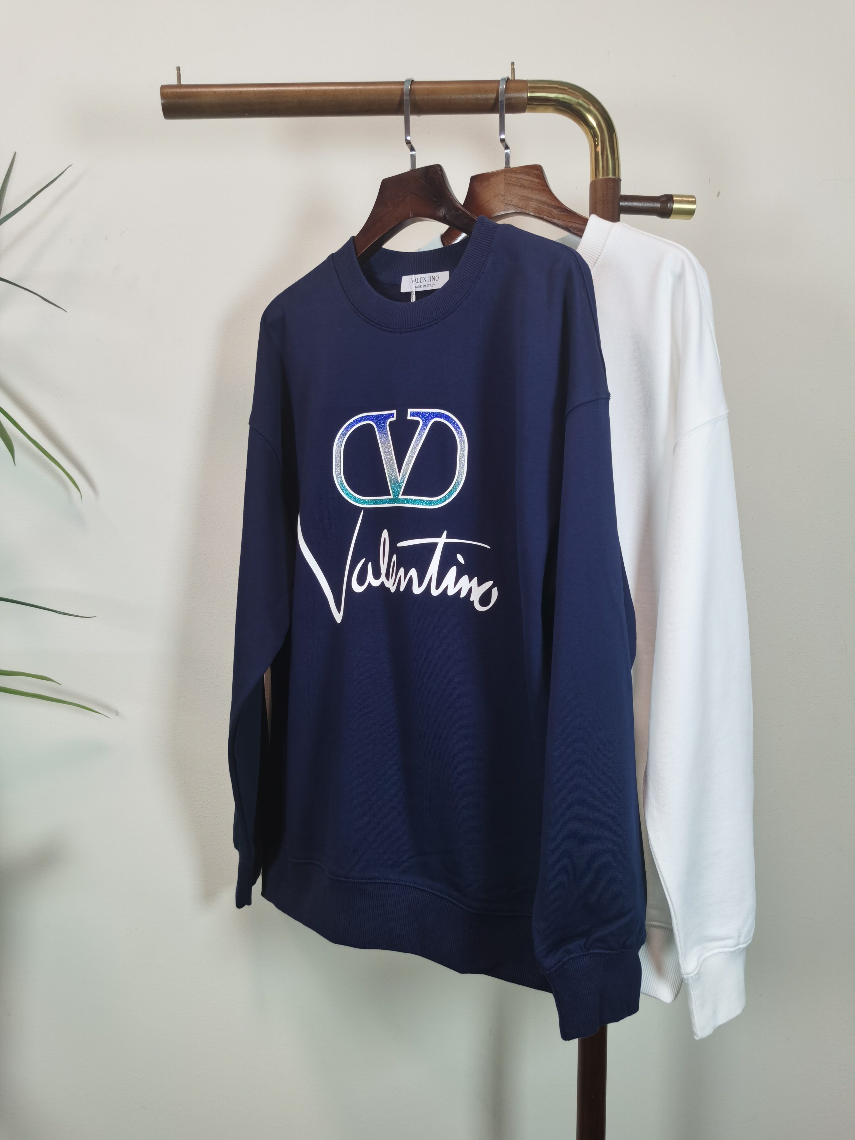 NO:607954,(Return and exchange within 15 days) Brand new [VALENLINO] Valentino 2025 autumn and winter latest graffiti sweatshirt, exclusive sale at counters!  Original replica, exclusive design, super craftsmanship!  Extremely luxurious!  The pattern is awesome!  Customized high-end fabric, the upper body is crisp and stylish, comfortable but not tight, very tight and classy, ​​complete with 3 standards, color blue, white, size S-2XL, valentino, valentino, hoodie, sweatshirts, alexander wang19860909（退换15天内） 全新【 VALENLINO】华伦天奴 2025秋冬最新款涂鸦卫衣,独家发售专柜同步！原版复刻,独家设计,超强工艺！极其奢华！版型超赞！定制高端面料 上身挺括有型 舒适不紧 紧绷非常有档次 3标齐全  颜色蓝色 白色 尺码 S-2XL,,valentino,valentino,hoodie,sweatshirts,alexander wang,Men's clothing