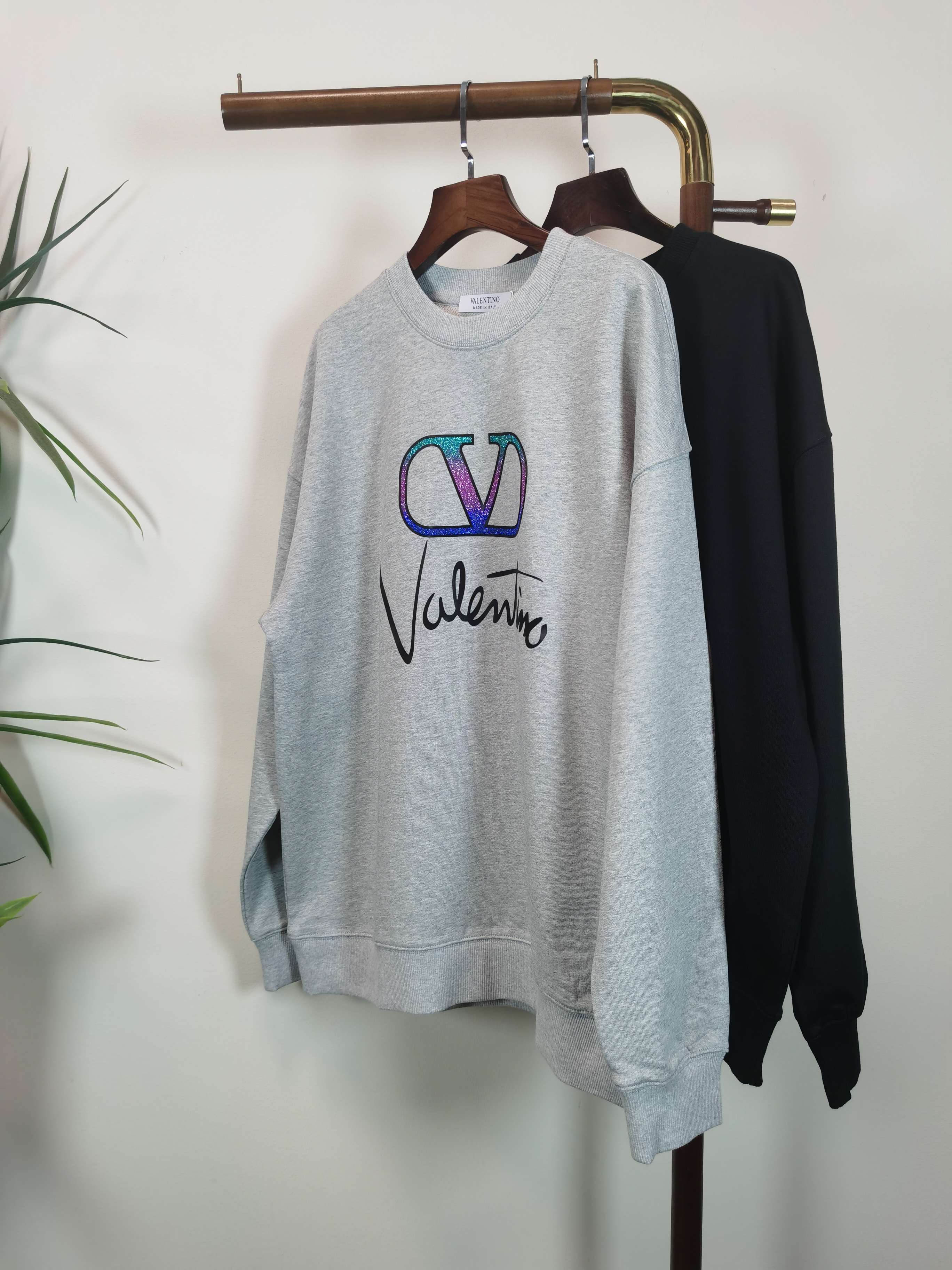 NO:607956,(Return and exchange within 15 days) Brand new [VALENLINO] Valentino 2025 autumn and winter latest graffiti sweatshirt, exclusive sale at counters!  Original replica, exclusive design, super craftsmanship!  Extremely luxurious!  The pattern is awesome!  Customized high-end fabric, the upper body is crisp and stylish, comfortable but not tight, very tight and classy, ​​complete with 3 standards, color black, gray, size S-2XL, valentino, valentino, hoodie, sweatshirts, alexander wang19860909（退换15天内） 全新【 VALENLINO】华伦天奴 2025秋冬最新款涂鸦卫衣,独家发售专柜同步！原版复刻,独家设计,超强工艺！极其奢华！版型超赞！定制高端面料 上身挺括有型 舒适不紧 紧绷非常有档次 3标齐全  颜色黑色 灰色 尺码 S-2XL,,valentino,valentino,hoodie,sweatshirts,alexander wang,Men's clothing