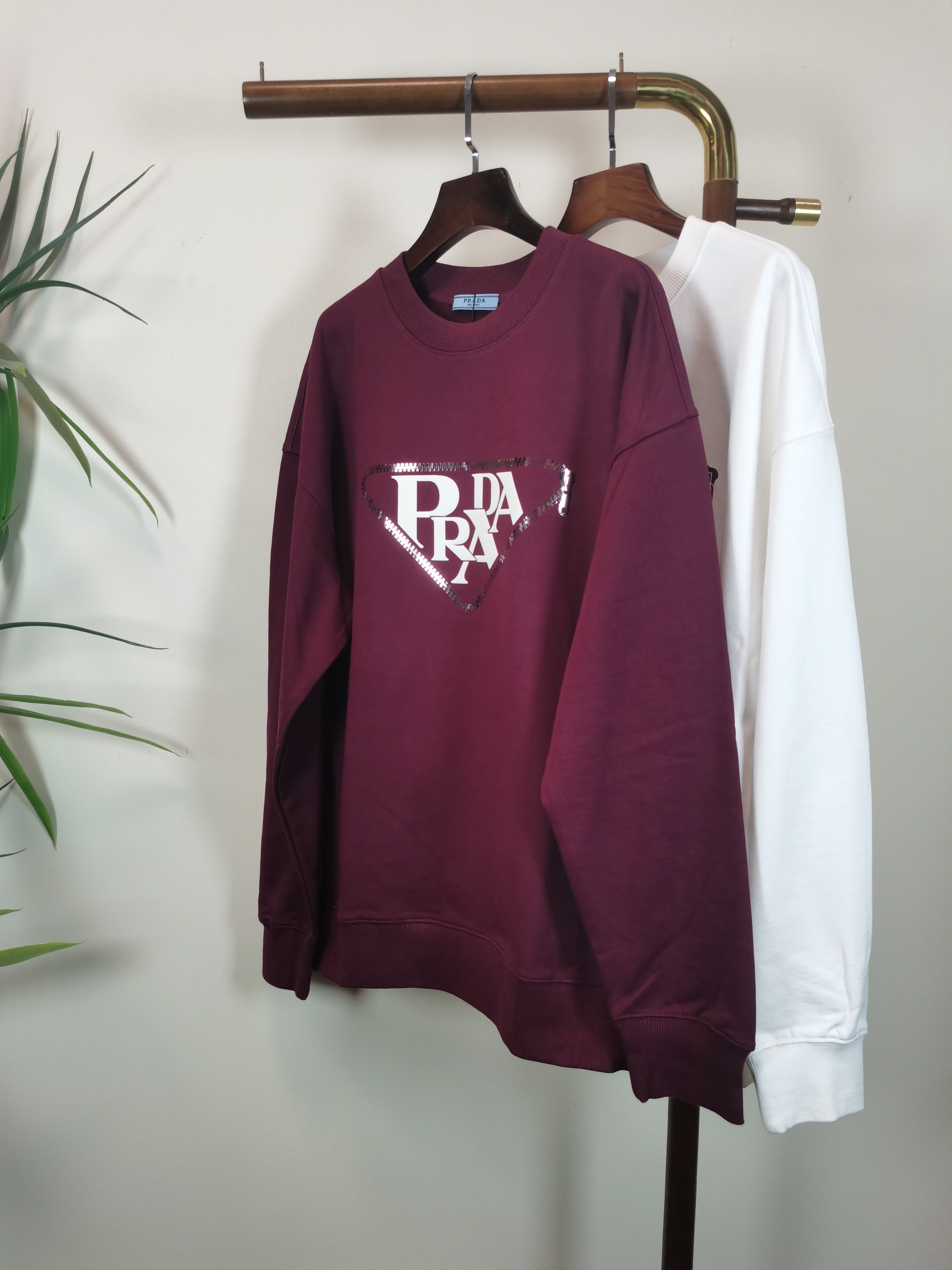 NO:607961,(Return and exchange within 15 days) Brand new [PRADA] Prada 2025 autumn and winter latest graffiti sweatshirt, exclusive sale at counters!  Original replica, exclusive design, super craftsmanship!  Extremely luxurious!  The pattern is awesome!  Customized high-end fabric, the upper body is crisp and stylish, comfortable but not tight, very tight and classy, ​​complete with 3 standards, color maroon, white, size S-2XL, prada, prada, hoodie, sweatshirts, alexander wang19860909（退换15天内） 全新【 PRADA】普拉达 2025秋冬最新款涂鸦卫衣,独家发售专柜同步！原版复刻,独家设计,超强工艺！极其奢华！版型超赞！定制高端面料 上身挺括有型 舒适不紧 紧绷非常有档次 3标齐全  颜色枣红 白色 尺码 S-2XL,,prada,prada,hoodie,sweatshirts,alexander wang,Men's clothing