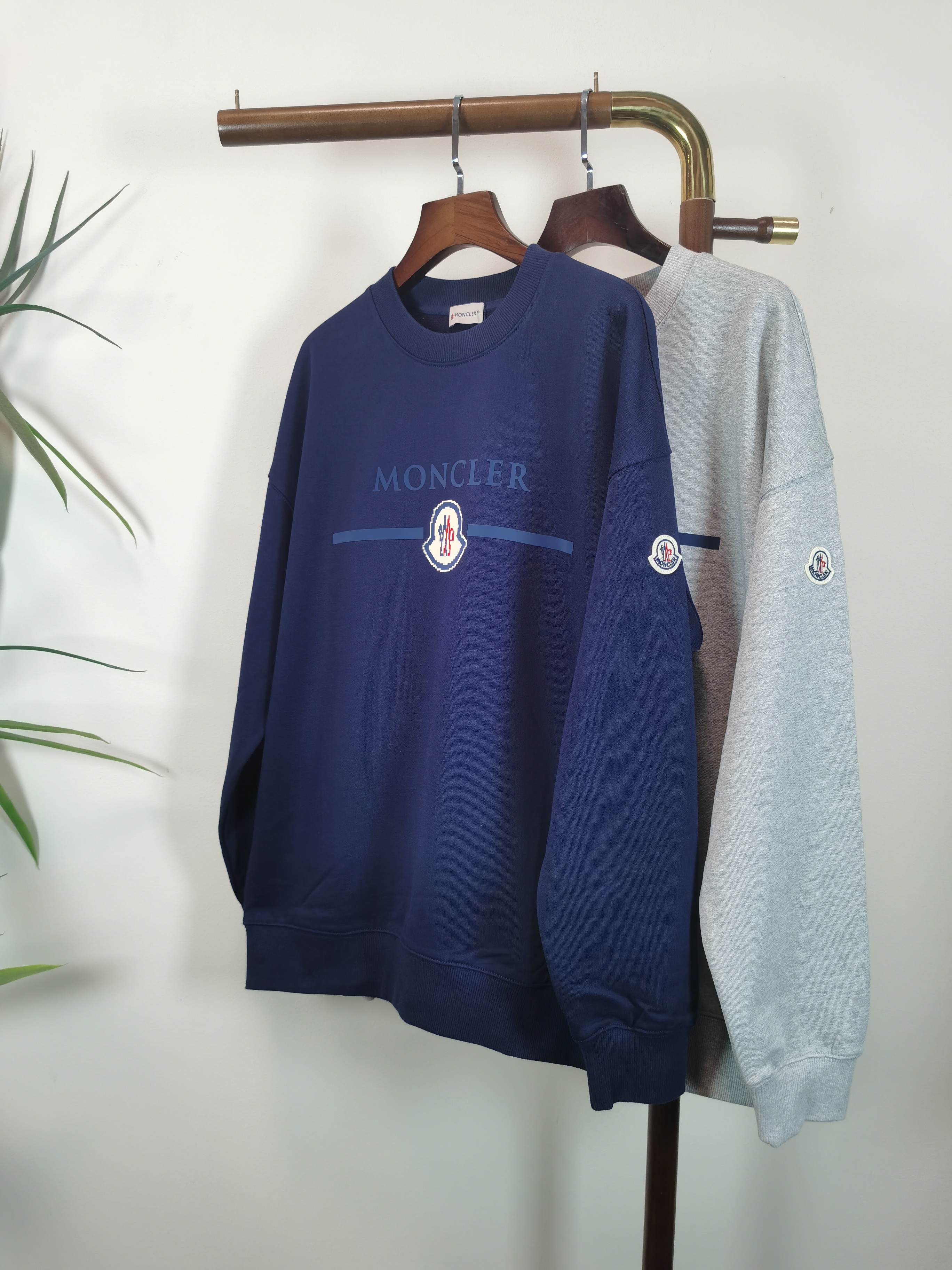 NO:607996,(Return and exchange within 15 days) Brand new [MONCLER] 2025 autumn and winter latest graffiti sweatshirt, exclusive sale at counters!  Original replica, exclusive design, super craftsmanship!  Extremely luxurious!  The pattern is awesome!  Customized high-end fabric, the upper body is crisp and stylish, comfortable but not tight, very tight and classy, ​​complete with 3 standards, color blue, gray, size S-2XL, Moncler, hoodie, sweatshirts, alexander wang19860909（退换15天内） 全新【 MONCLER】蒙口 2025秋冬最新款涂鸦卫衣,独家发售专柜同步！原版复刻,独家设计,超强工艺！极其奢华！版型超赞！定制高端面料 上身挺括有型 舒适不紧 紧绷非常有档次 3标齐全  颜色蓝色 灰色 尺码 S-2XL,,Moncler,hoodie,sweatshirts,alexander wang,Men's clothing