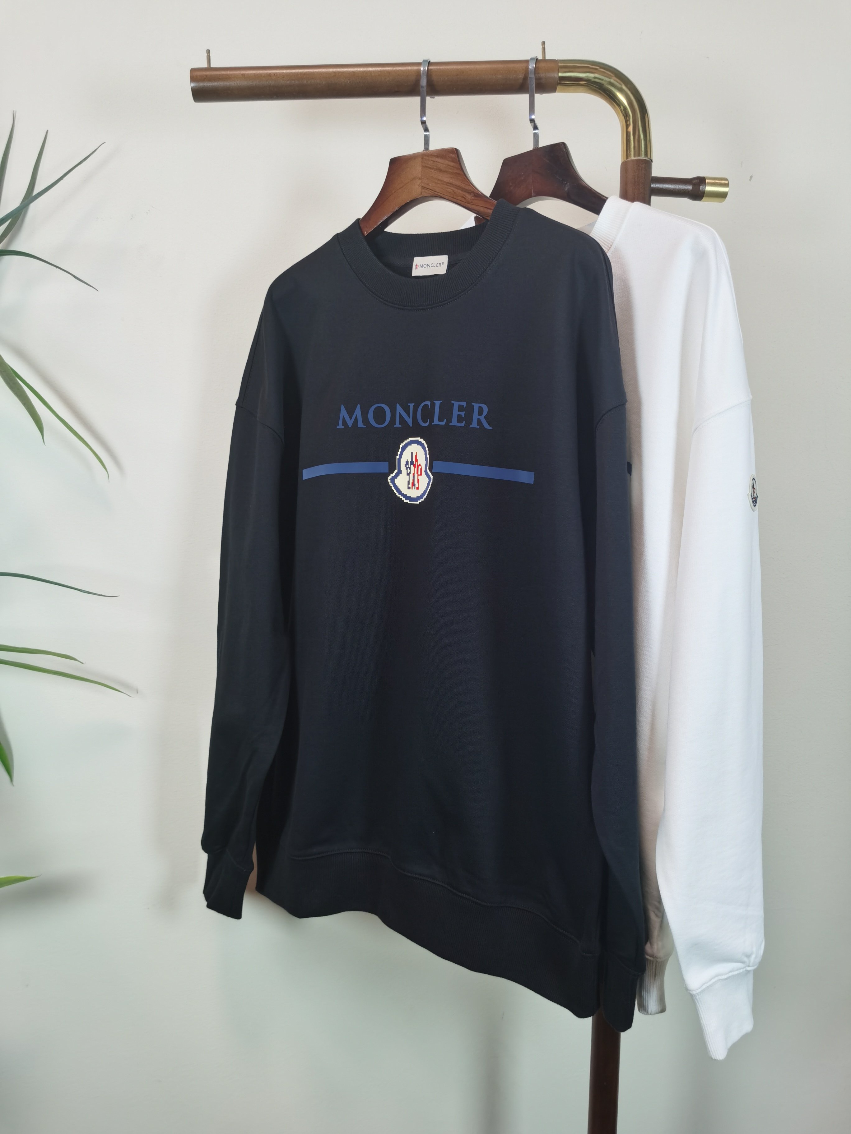 NO:608000,(Return and exchange within 15 days) Brand new [MONCLER] 2025 autumn and winter latest graffiti sweatshirt, exclusive sale at counters!  Original replica, exclusive design, super craftsmanship!  Extremely luxurious!  The pattern is awesome!  Customized high-end fabric, the upper body is crisp and stylish, comfortable but not tight, very tight and classy, ​​complete with 3 standards, color black, white, size S-2XL, Moncler, hoodie, sweatshirts, alexander wang19860909（退换15天内） 全新【 MONCLER】蒙口 2025秋冬最新款涂鸦卫衣,独家发售专柜同步！原版复刻,独家设计,超强工艺！极其奢华！版型超赞！定制高端面料 上身挺括有型 舒适不紧 紧绷非常有档次 3标齐全  颜色黑色 白色 尺码 S-2XL,,Moncler,hoodie,sweatshirts,alexander wang,Men's clothing