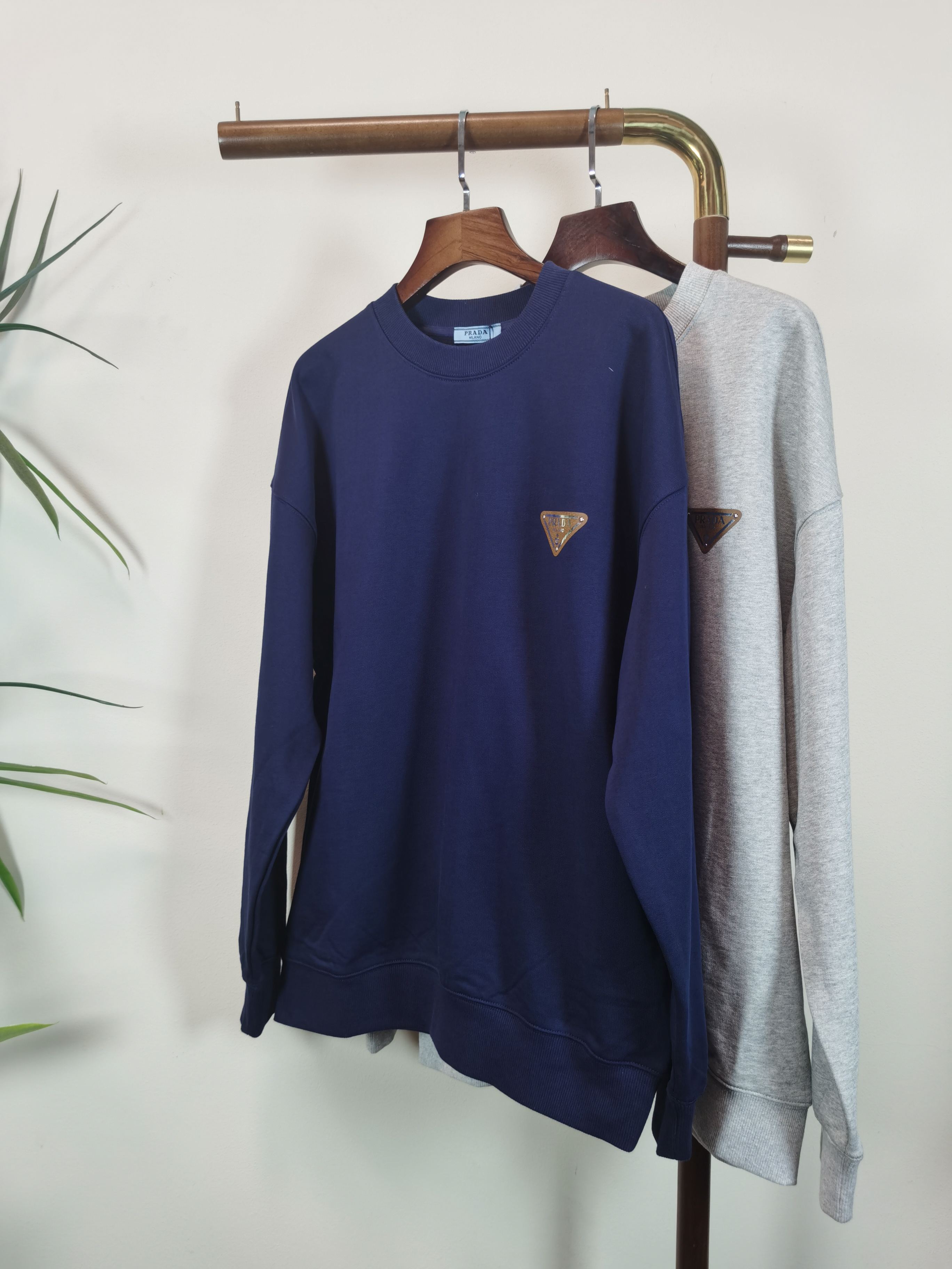 NO:608005,(Return and exchange within 15 days) Brand new [PRADA] Prada 2025 autumn and winter latest graffiti sweatshirt, exclusive sale at counters!  Original replica, exclusive design, super craftsmanship!  Extremely luxurious!  The pattern is awesome!  Customized high-end fabric, the upper body is crisp and stylish, comfortable but not tight, very tight and classy, ​​complete with 3 standards, color gray blue, size S-2XL, prada, prada, hoodie, sweatshirts, alexander wang19860909（退换15天内） 全新【 PRADA】普拉达 2025秋冬最新款涂鸦卫衣,独家发售专柜同步！原版复刻,独家设计,超强工艺！极其奢华！版型超赞！定制高端面料 上身挺括有型 舒适不紧 紧绷非常有档次 3标齐全  颜色灰色 蓝色 尺码 S-2XL,,prada,prada,hoodie,sweatshirts,alexander wang,Men's clothing