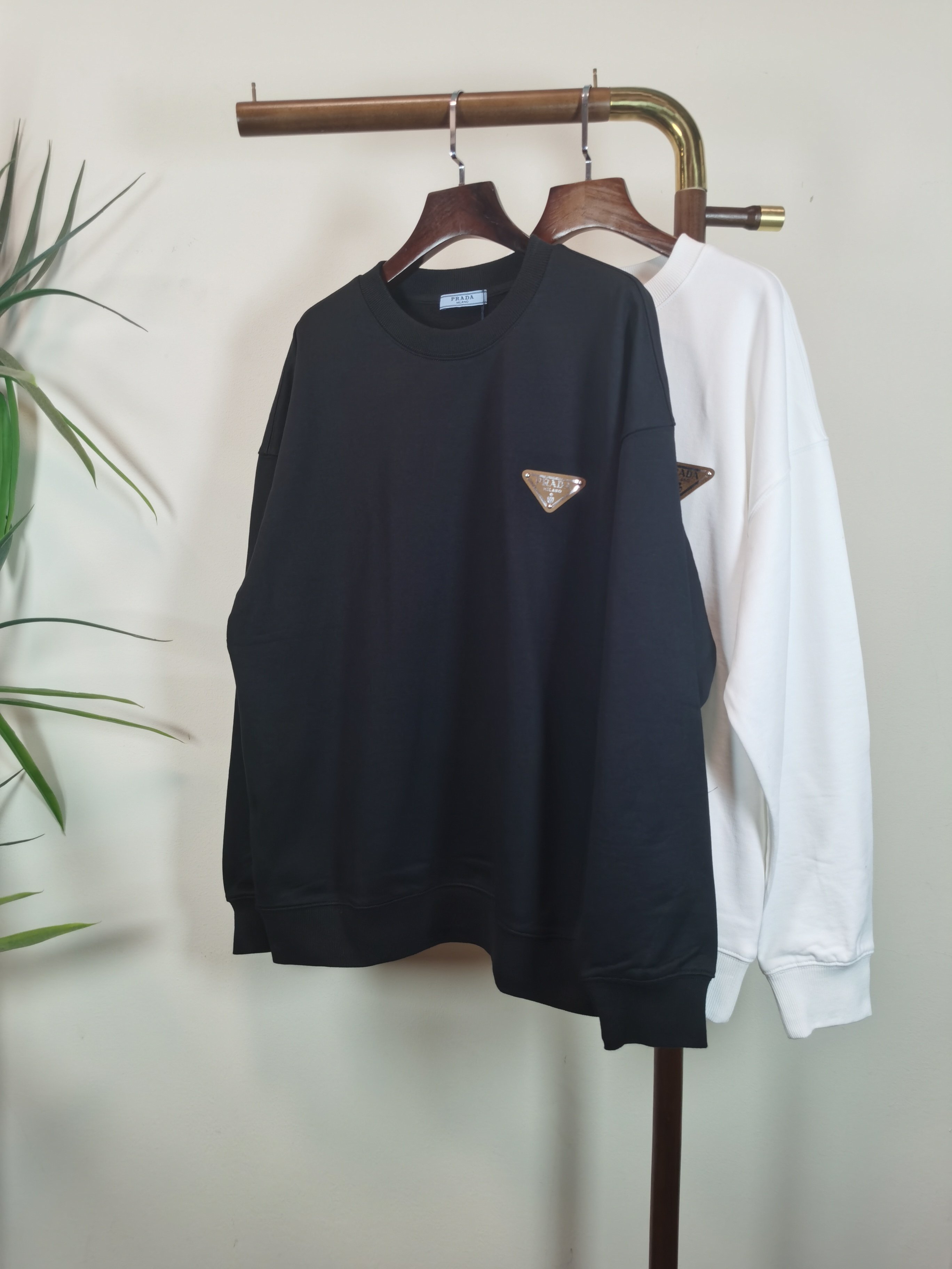 NO:608010,(Return and exchange within 15 days) Brand new [PRADA] Prada 2025 autumn and winter latest graffiti sweatshirt, exclusive sale at counters!  Original replica, exclusive design, super craftsmanship!  Extremely luxurious!  The pattern is awesome!  Customized high-end fabric, the upper body is crisp and stylish, comfortable but not tight, very tight and classy, ​​complete with 3 standards, color black, white, size S-2XL, prada, prada, hoodie, sweatshirts, alexander wang19860909（退换15天内） 全新【 PRADA】普拉达 2025秋冬最新款涂鸦卫衣,独家发售专柜同步！原版复刻,独家设计,超强工艺！极其奢华！版型超赞！定制高端面料 上身挺括有型 舒适不紧 紧绷非常有档次 3标齐全  颜色黑色 白色 尺码 S-2XL,,prada,prada,hoodie,sweatshirts,alexander wang,Men's clothing