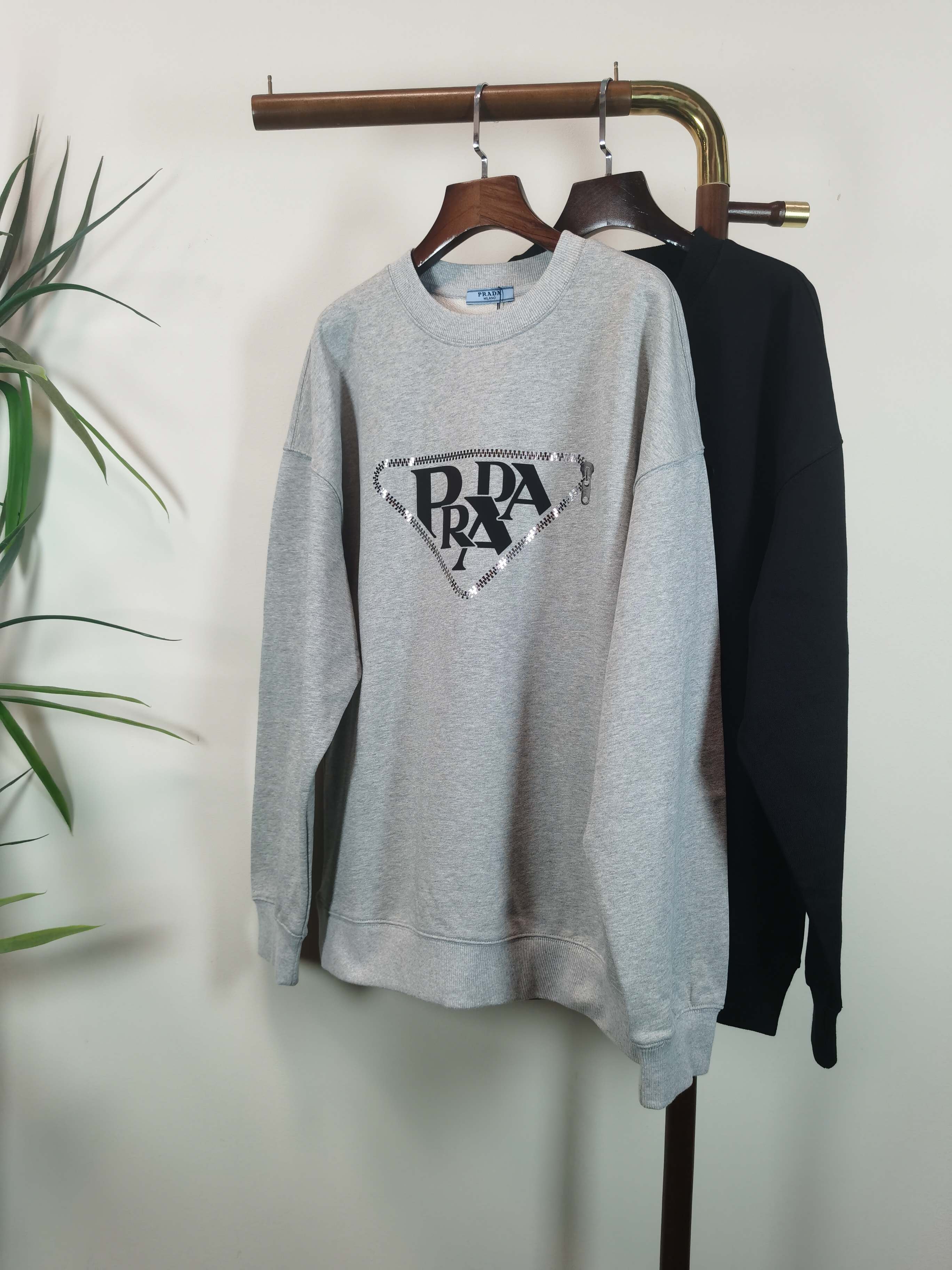 NO:607966,(Return and exchange within 15 days) Brand new [PRADA] Prada 2025 autumn and winter latest graffiti sweatshirt, exclusive sale at counters!  Original replica, exclusive design, super craftsmanship!  Extremely luxurious!  The pattern is awesome!  Customized high-end fabric, the upper body is crisp and stylish, comfortable but not tight, very tight and classy, ​​complete with 3 standards, color black, gray, size S-2XL, prada, prada, hoodie, sweatshirts, alexander wang19860909（退换15天内） 全新【 PRADA】普拉达 2025秋冬最新款涂鸦卫衣,独家发售专柜同步！原版复刻,独家设计,超强工艺！极其奢华！版型超赞！定制高端面料 上身挺括有型 舒适不紧 紧绷非常有档次 3标齐全  颜色黑色 灰色 尺码 S-2XL,,prada,prada,hoodie,sweatshirts,alexander wang,Men's clothing