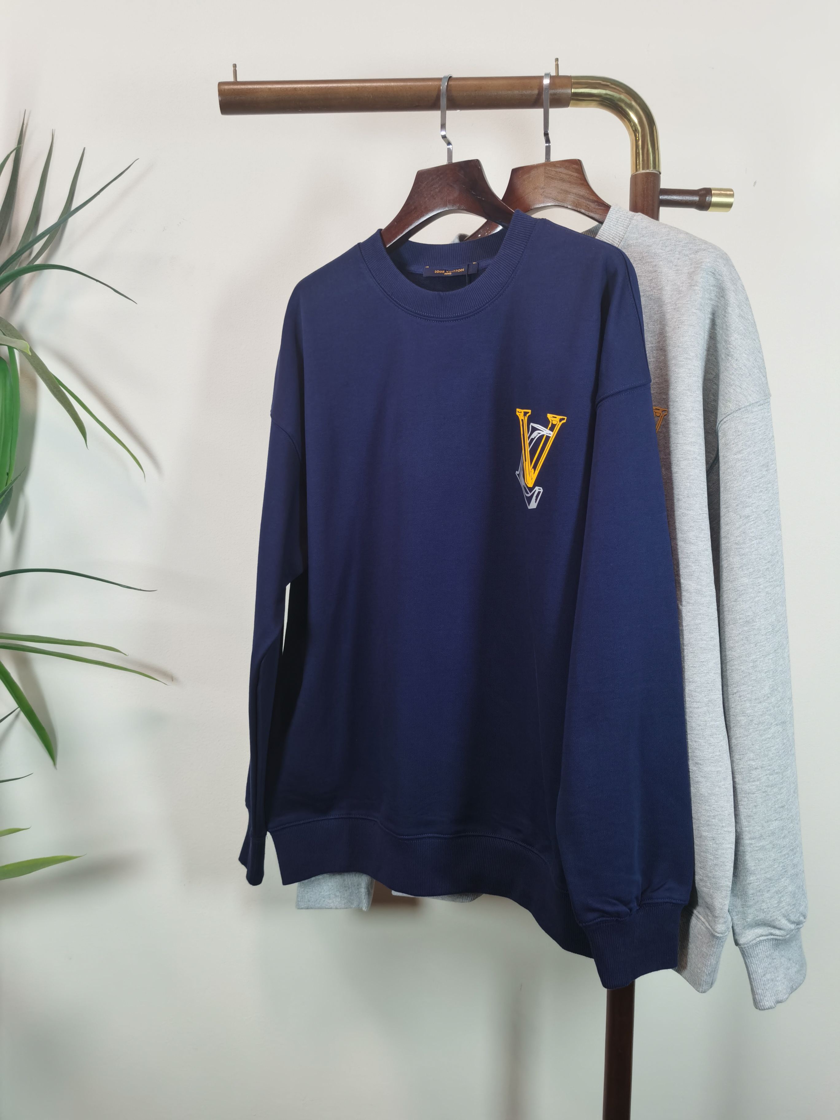 NO:607991,(Return and exchange within 15 days) Brand new [LV Louis Vuitton] 2025 autumn and winter latest graffiti sweatshirt, exclusive sale at counters!  Original replica, exclusive design, super craftsmanship!  Extremely luxurious!  The pattern is awesome!  Customized high-end fabrics. The upper body is crisp and stylish. It is comfortable but not tight. The tightness is very classy. Complete with 3 standards. Color blue gray. Size S-2XL, Louis Vuitton, Louis Vuitton, hoodie, sweatshirts, alexander wang19860909（退换15天内） 全新【 LV路易威登】 2025秋冬最新款涂鸦卫衣,独家发售专柜同步！原版复刻,独家设计,超强工艺！极其奢华！版型超赞！定制高端面料 上身挺括有型 舒适不紧 紧绷非常有档次 3标齐全  颜色蓝色 灰色 尺码 S-2XL,,louis vuitton,louis vuitton,hoodie,sweatshirts,alexander wang,Men's clothing