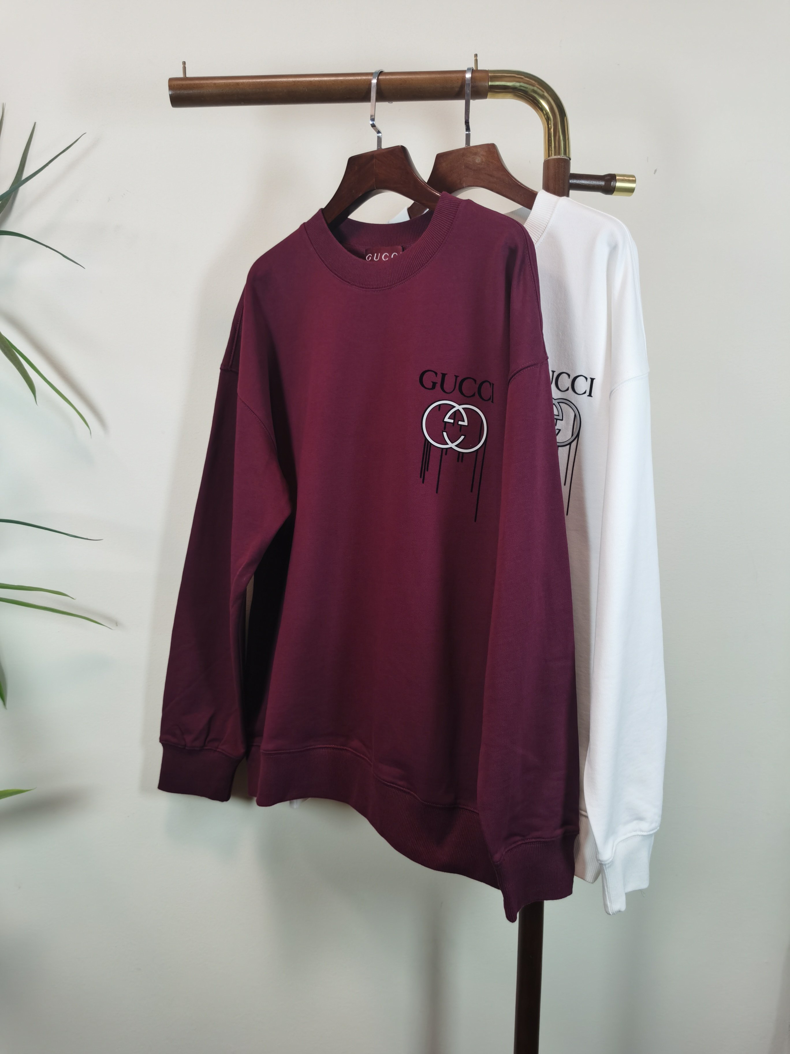 NO:607982,(Return and exchange within 15 days) Brand new [GUCCI] Gucci 2025 autumn and winter latest graffiti sweatshirt, exclusive sale at counters!  Original replica, exclusive design, super craftsmanship!  Extremely luxurious!  The pattern is awesome!  Customized high-end fabric, the upper body is crisp and stylish, comfortable but not tight, very tight and classy, ​​complete with 3 standards, color maroon, white, size S-2XL,,gucci,gucci,hoodie,sweatshirts,alexander wang19860909（退换15天内） 全新【 GUCCI】古驰 2025秋冬最新款涂鸦卫衣,独家发售专柜同步！原版复刻,独家设计,超强工艺！极其奢华！版型超赞！定制高端面料 上身挺括有型 舒适不紧 紧绷非常有档次 3标齐全  颜色枣红 白色 尺码 S-2XL,,gucci,gucci,hoodie,sweatshirts,alexander wang,Men's clothing