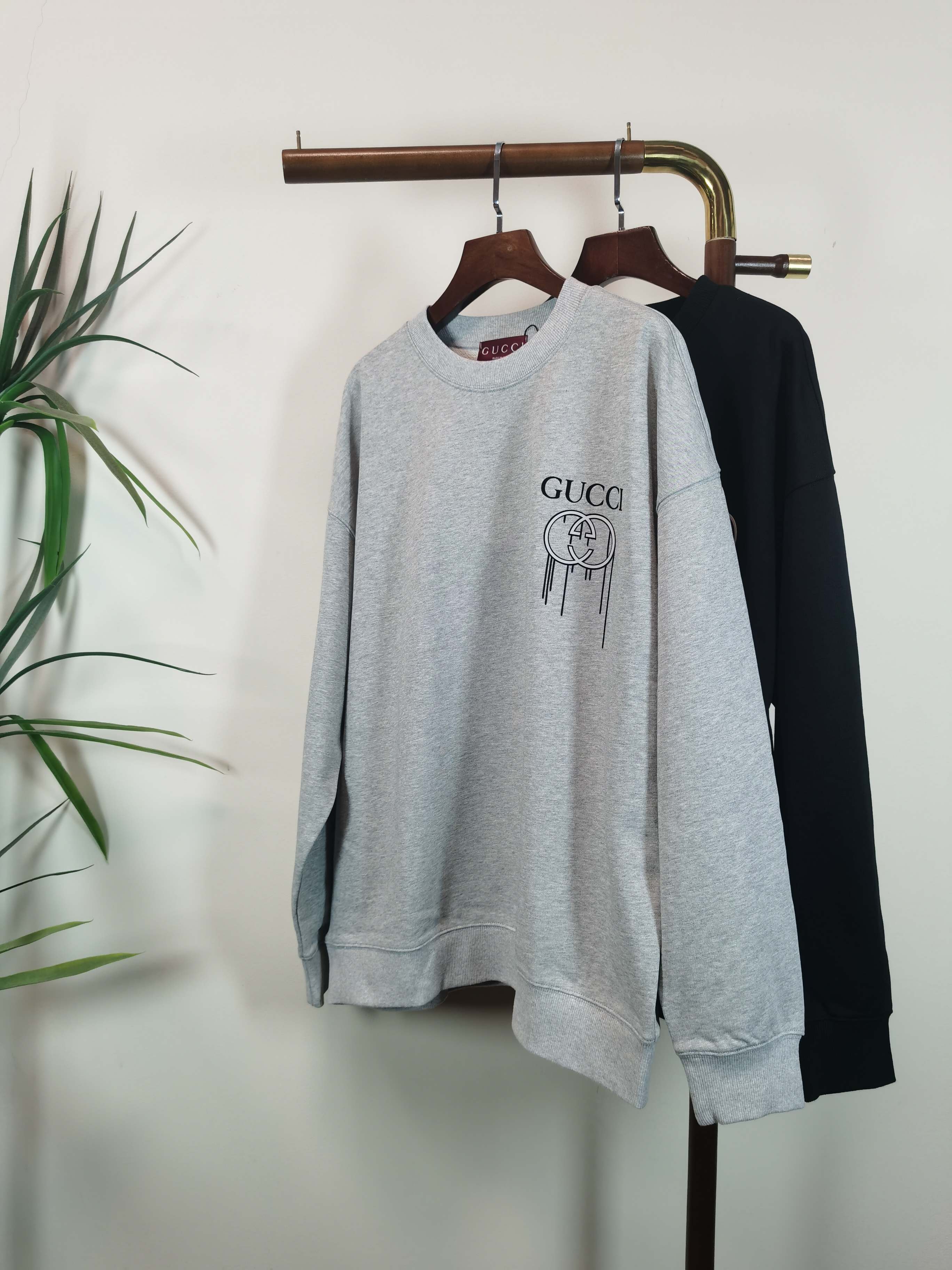 NO:607978,(Return and exchange within 15 days) Brand new [GUCCI] Gucci 2025 autumn and winter latest graffiti sweatshirt, exclusive sale at counters!  Original replica, exclusive design, super craftsmanship!  Extremely luxurious!  The pattern is awesome!  Customized high-end fabric, the upper body is crisp and stylish, comfortable but not tight, very tight and classy, ​​complete with 3 standards, color black, gray, size S-2XL,,gucci,gucci,hoodie,sweatshirts,alexander wang19860909（退换15天内） 全新【 GUCCI】古驰 2025秋冬最新款涂鸦卫衣,独家发售专柜同步！原版复刻,独家设计,超强工艺！极其奢华！版型超赞！定制高端面料 上身挺括有型 舒适不紧 紧绷非常有档次 3标齐全  颜色黑色 灰色 尺码 S-2XL,,gucci,gucci,hoodie,sweatshirts,alexander wang,Men's clothing