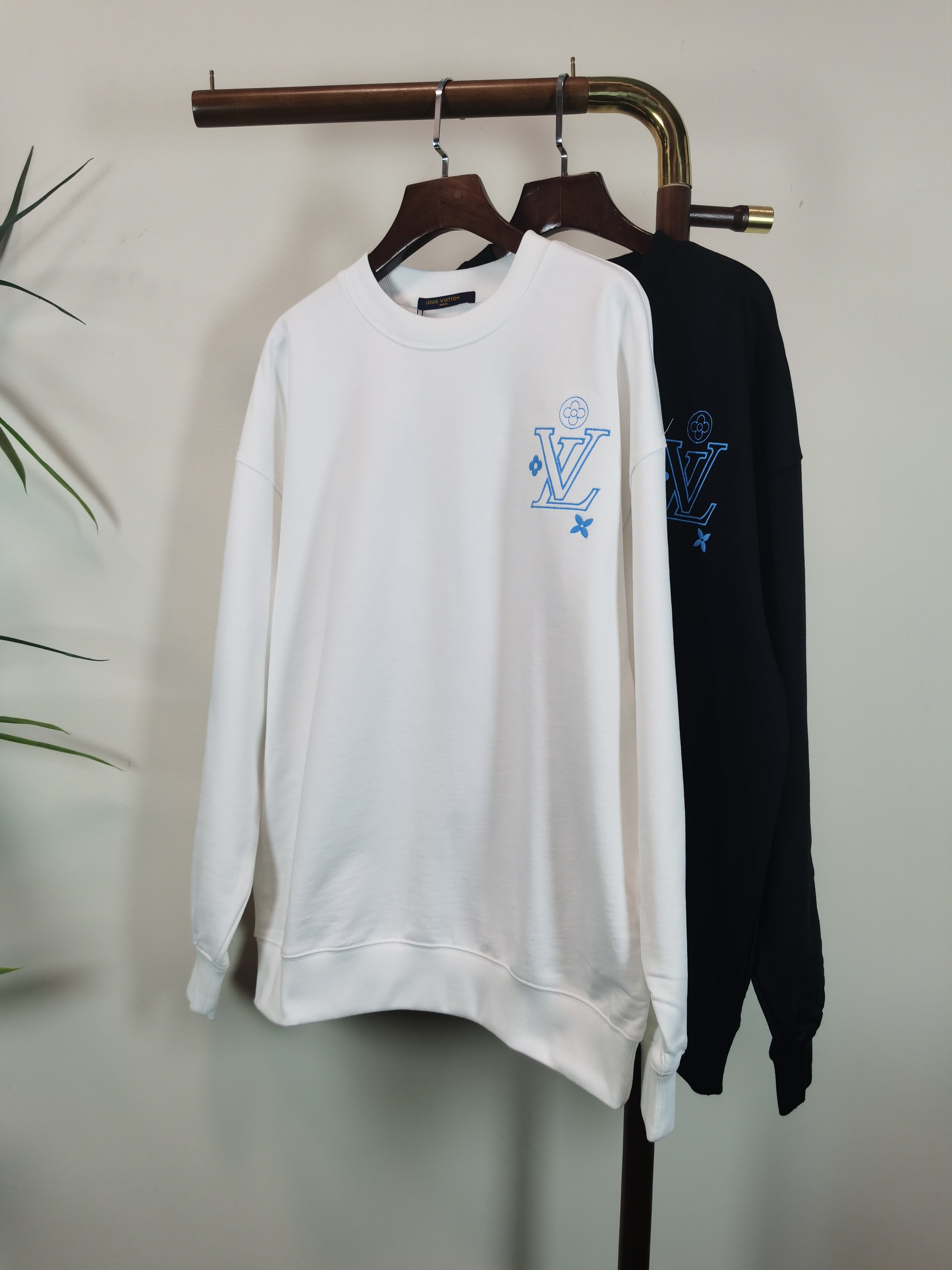 NO:608015,(Return and exchange within 15 days) Brand new [LV Louis Vuitton] 2025 autumn and winter latest graffiti sweatshirt, exclusive sale at counters!  Original replica, exclusive design, super craftsmanship!  Extremely luxurious!  The pattern is awesome!  Customized high-end fabrics, the upper body is crisp and stylish, comfortable but not tight, very tight and classy, ​​complete with 3 standards, color black, white, size S-2XL, louis vuitton, louis vuitton, hoodie, sweatshirts, alexander wang19860909（退换15天内） 全新【 LV路易威登】 2025秋冬最新款涂鸦卫衣,独家发售专柜同步！原版复刻,独家设计,超强工艺！极其奢华！版型超赞！定制高端面料 上身挺括有型 舒适不紧 紧绷非常有档次 3标齐全  颜色黑色 白色 尺码 S-2XL,,louis vuitton,louis vuitton,hoodie,sweatshirts,alexander wang,Men's clothing