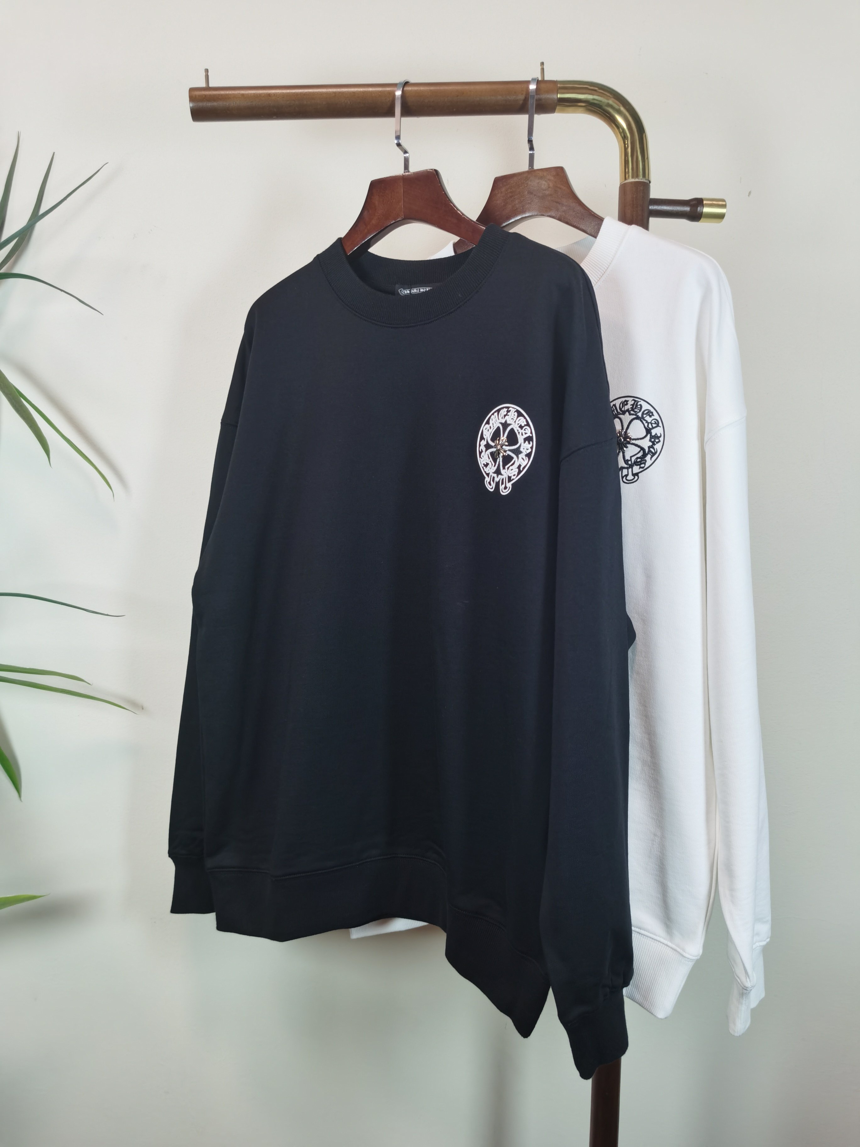 NO:607970,(Return and exchange within 15 days) Brand new [Cro Xin] 2025 autumn and winter latest graffiti sweatshirt, exclusive sale at counters!  Original replica, exclusive design, super craftsmanship!  Extremely luxurious!  The pattern is awesome!  Customized high-end fabric, the upper body is crisp and stylish, comfortable but not tight, very tight and classy, ​​complete with 3 standards, color black, white, size S-2XL, chrome hearts, hoodie, sweatshirts, alexander wang19860909（退换15天内） 全新【 克罗心】 2025秋冬最新款涂鸦卫衣,独家发售专柜同步！原版复刻,独家设计,超强工艺！极其奢华！版型超赞！定制高端面料 上身挺括有型 舒适不紧 紧绷非常有档次 3标齐全  颜色黑色 白色 尺码 S-2XL,,chrome hearts,hoodie,sweatshirts,alexander wang,Men's clothing