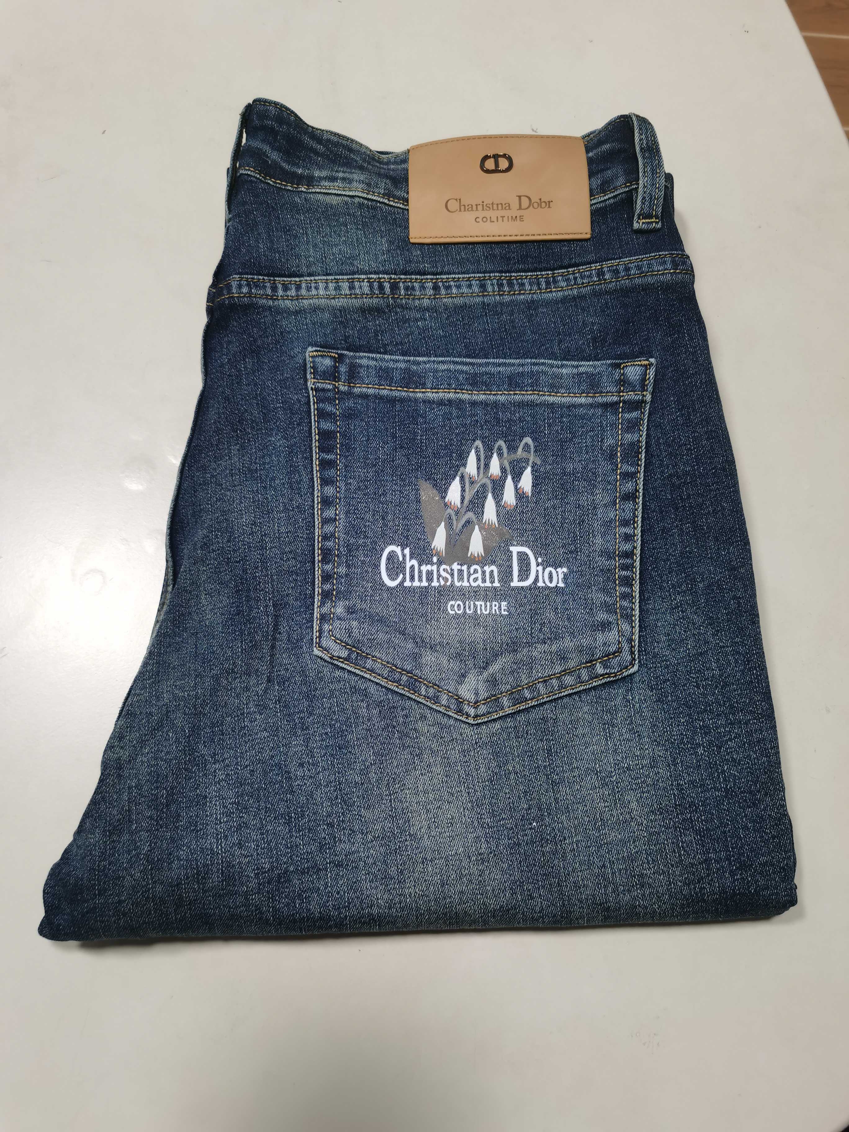 NO:608020,(New hot jeans for autumn and winter) Dior exclusively offers new jeans, high-end versions!  Custom-made fabrics at the counter are highly breathable and comfortable, with impeccable details and brand element design concepts, reflecting high quality. It feels delicate and soft!  It presents a casual cut and the upper body shape is awesome!  Code number 29-38,,dior,dior,jeans,alexander wang19860909（秋冬牛仔裤爆款上新） 迪奥Dior 独家专供新款 牛仔裤,高端版本！专柜定制面料 透气舒适度高,细节无可挑剔,品牌元素设计理念,体现高品质.手感细腻柔软！呈现休闲裁剪,上身版型超赞！ 码数29-38,,dior,dior,jeans,alexander wang,Men's clothing