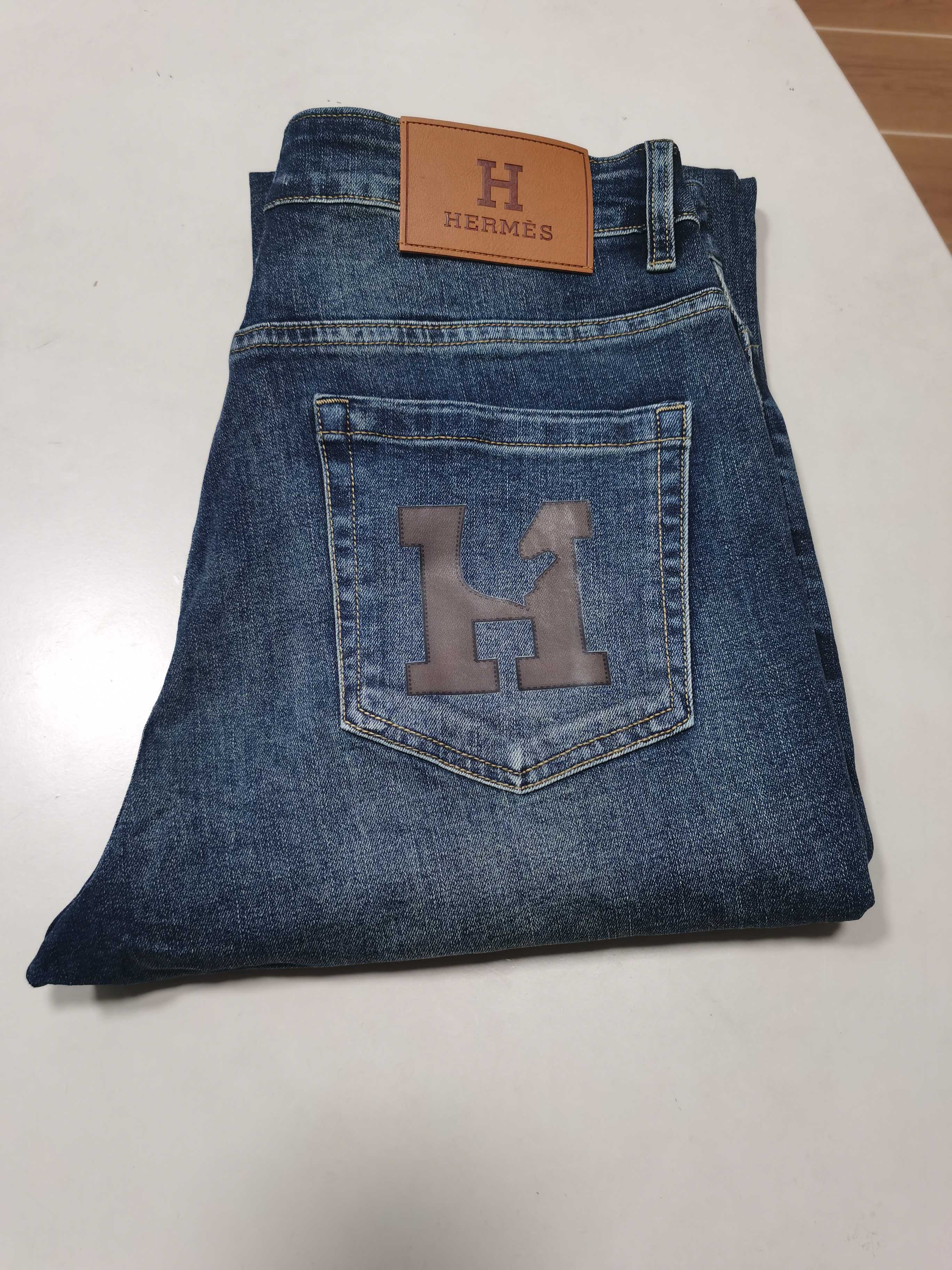 NO:608025,(New hot jeans for autumn and winter) HERMES exclusive new jeans, high-end version!  Custom-made fabrics at the counter are highly breathable and comfortable, with impeccable details and brand element design concepts, reflecting high quality. It feels delicate and soft!  It presents a casual cut and the upper body shape is awesome!  Code number 29-38,,hermes,hermes,jeans,alexander wang19860909（秋冬牛仔裤爆款上新） 爱马仕 HERMES  独家专供新款 牛仔裤,高端版本！专柜定制面料 透气舒适度高,细节无可挑剔,品牌元素设计理念,体现高品质.手感细腻柔软！呈现休闲裁剪,上身版型超赞！ 码数29-38,,hermes,hermes,jeans,alexander wang,Men's clothing