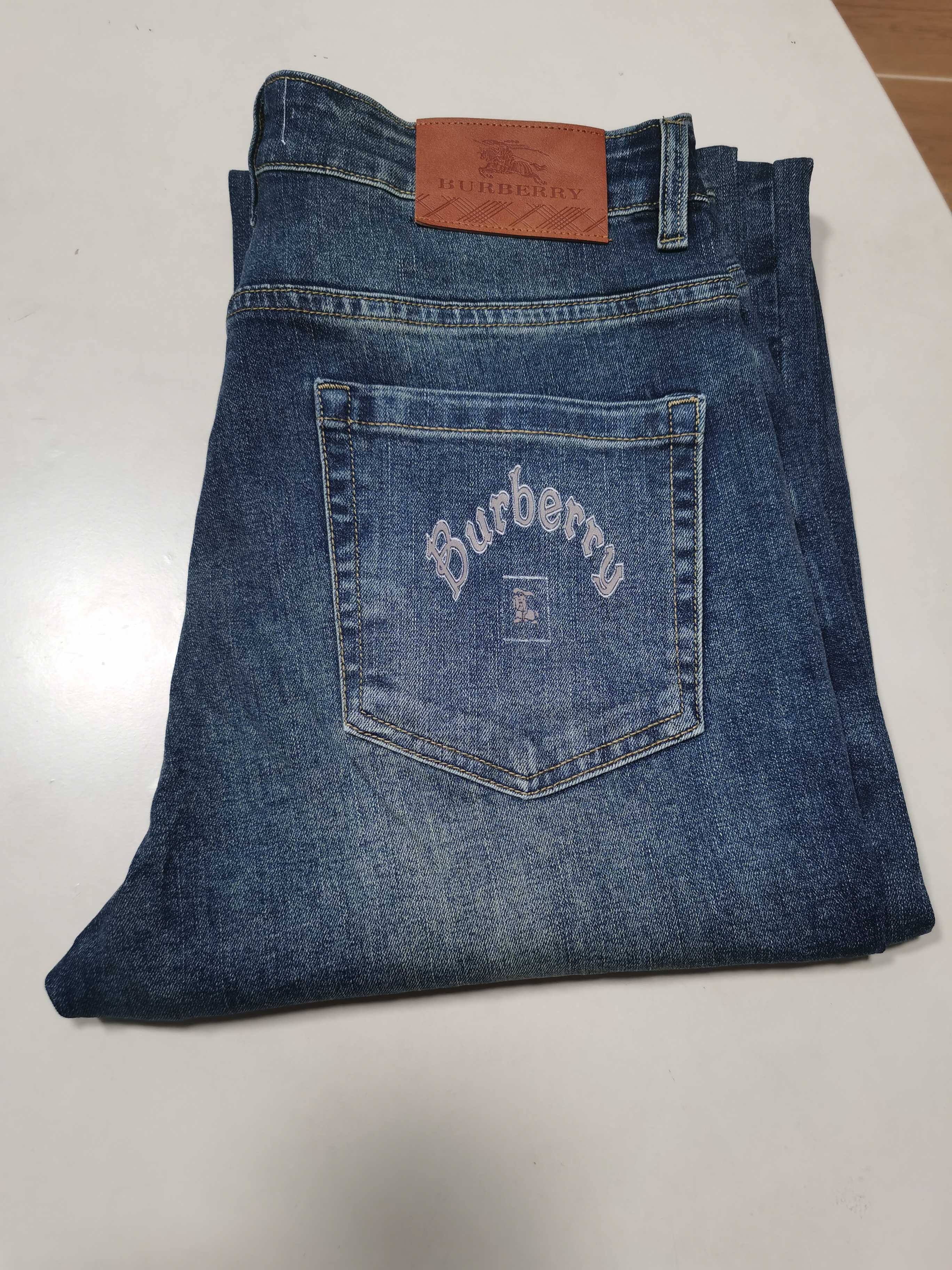 NO:608030,(New hot jeans for autumn and winter) BURBERRY exclusively offers new jeans, high-end version!  Custom-made fabrics at the counter are highly breathable and comfortable, with impeccable details and brand element design concepts, reflecting high quality. It feels delicate and soft!  It presents a casual cut and the upper body shape is awesome!  Code number 29-38,,burberry,burberry,jeans,alexander wang19860909（秋冬牛仔裤爆款上新） 巴宝莉 BURBERRY 独家专供新款 牛仔裤,高端版本！专柜定制面料 透气舒适度高,细节无可挑剔,品牌元素设计理念,体现高品质.手感细腻柔软！呈现休闲裁剪,上身版型超赞！ 码数29-38,,burberry,burberry,jeans,alexander wang,Men's clothing