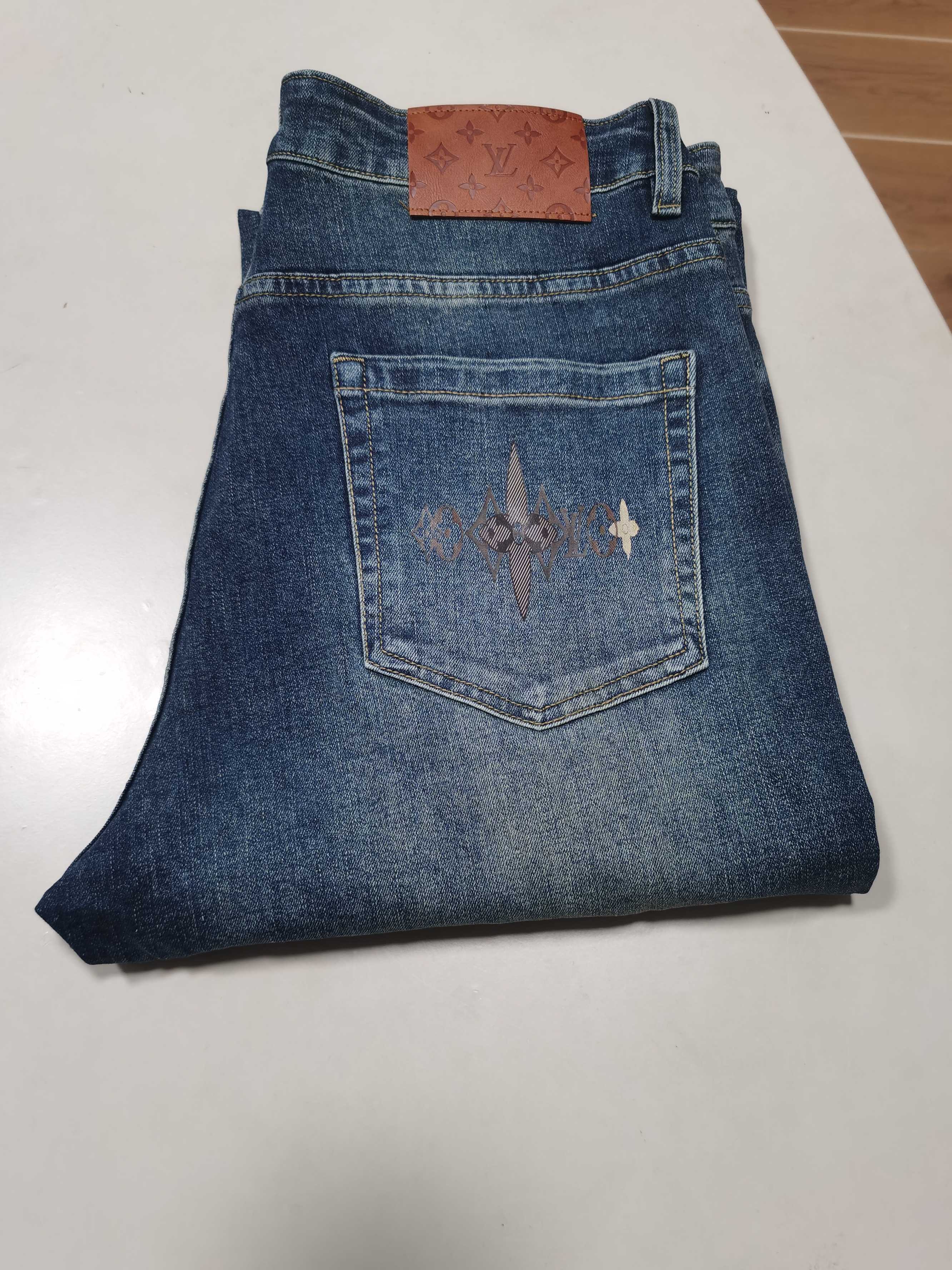 NO:608035,(New hot jeans for autumn and winter) LOUIS VUITTON Louis Vuitton’s exclusive new jeans, high-end version!  Custom-made fabrics at the counter are highly breathable and comfortable, with impeccable details and brand element design concepts, reflecting high quality. It feels delicate and soft!  It presents a casual cut and the upper body shape is awesome!  Code number 29-38,,louis vuitton,louis vuitton,jeans,alexander wang19860909（秋冬牛仔裤爆款上新） LOUIS VUITTON 路易威登 独家专供新款 牛仔裤,高端版本！专柜定制面料 透气舒适度高,细节无可挑剔,品牌元素设计理念,体现高品质.手感细腻柔软！呈现休闲裁剪,上身版型超赞！ 码数29-38,,louis vuitton,louis vuitton,jeans,alexander wang,Men's clothing