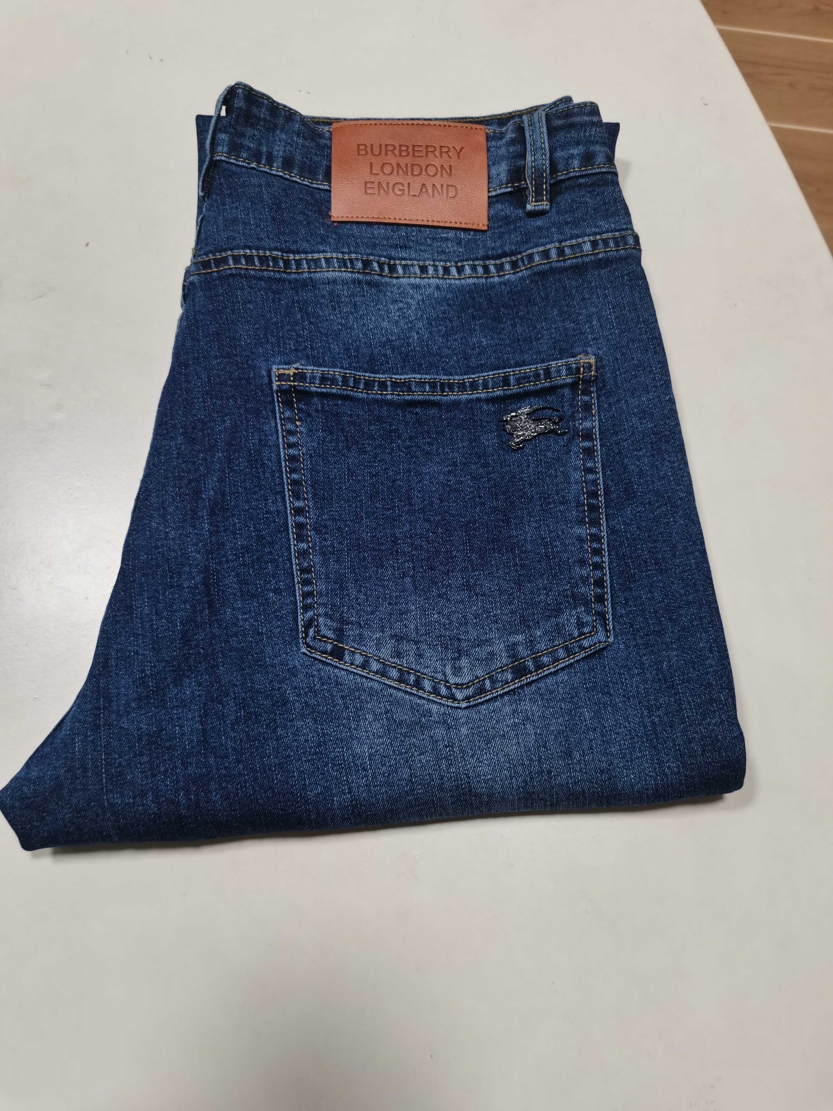 NO:607992,(New hot jeans for autumn and winter) BURBERRY exclusively offers new jeans, high-end version!  Custom-made fabrics at the counter are highly breathable and comfortable, with impeccable details and brand element design concepts, reflecting high quality. It feels delicate and soft!  It presents a casual cut and the upper body shape is awesome!  Code number 29-38,,burberry,burberry,jeans,alexander wang19860909（秋冬牛仔裤爆款上新） 巴宝莉 BURBERRY 独家专供新款 牛仔裤,高端版本！专柜定制面料 透气舒适度高,细节无可挑剔,品牌元素设计理念,体现高品质.手感细腻柔软！呈现休闲裁剪,上身版型超赞！ 码数29-38,,burberry,burberry,jeans,alexander wang,Men's clothing