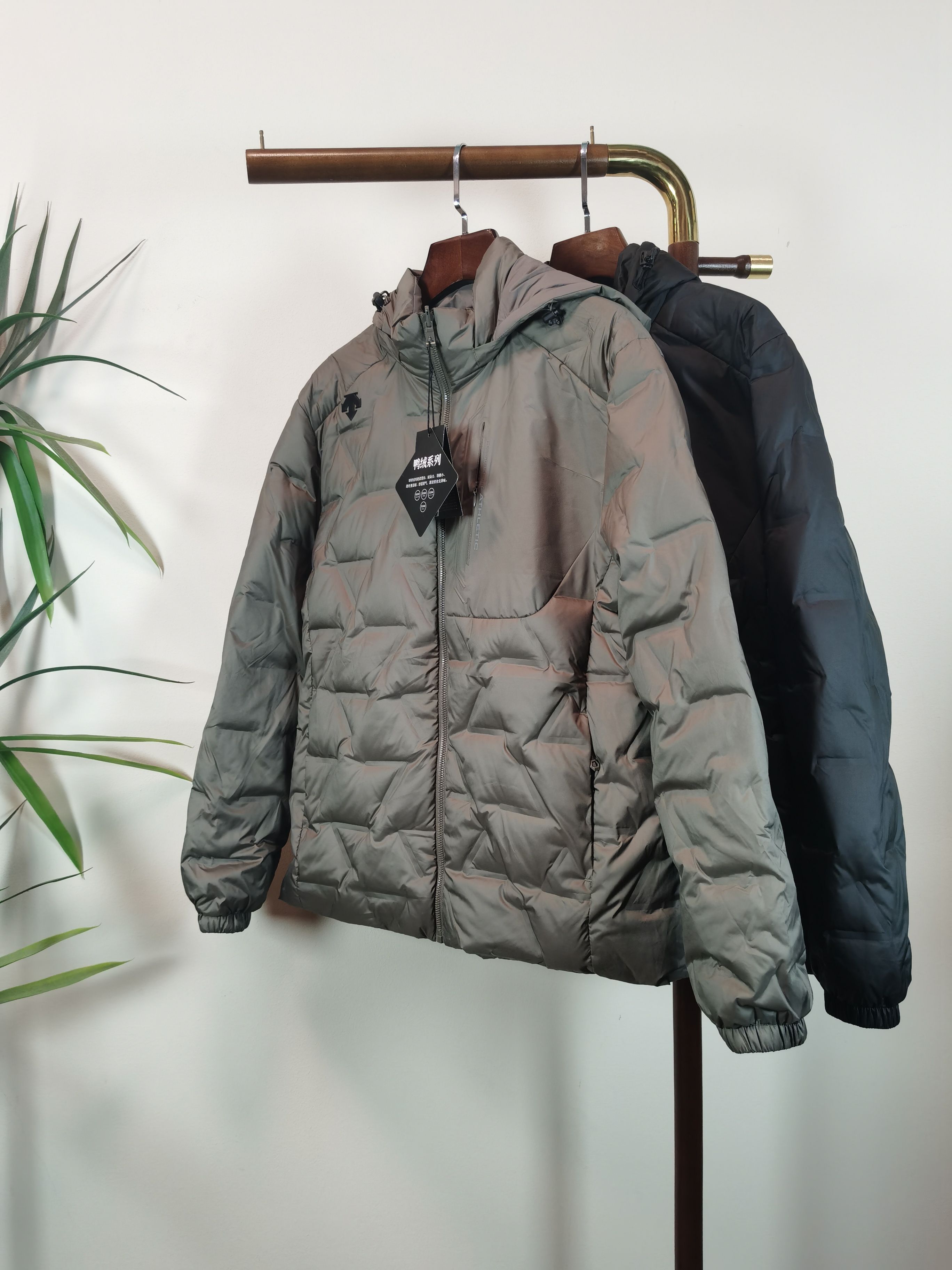 NO:746488,DESCENTE Down (Double-sided Down Jacket) Desante Down Jacket Short Down Jacket The entire piece is filled with goose down, which is warm and lightweight. The shape of the short jacket is also particularly proportional. It can be said to be the best winter item that combines ski elements and street style. Size L-5XL Color Gray Black,, jackets & coats, down jacket,19860909DESCENTE羽绒（双面羽绒服） 迪桑特羽绒服短款羽绒夹克 整件都采用了鹅绒填充,保暖又轻便,短装夹克的版型也特别显比例,可以说是集合滑雪元素和街头风最好的冬季单品. 尺码L-5XL 颜色 灰色 黑色,,jackets & coats,down jacket,,Men's clothing