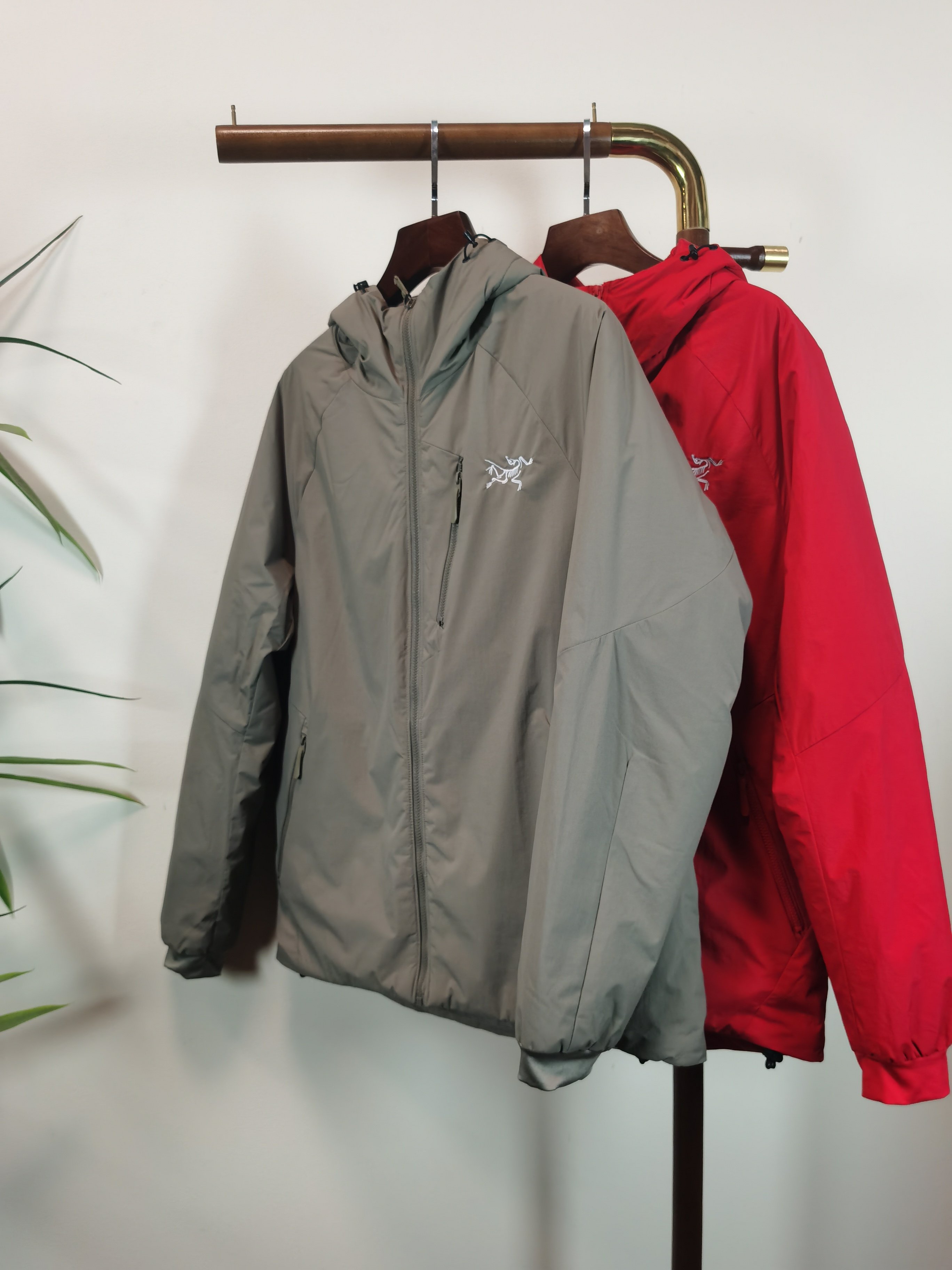 NO:828362,High version - new coats '-' Arc'teryx down jacket black technology embroidered down jacket winter new product, high-end customization!  The favorite series for light and mature business, minimalist style feather 90 goose down jacket, the fabric is comfortable and stylish!  The upper body is super stylish and handsome, and the version is a three-dimensional cutting design. The whole piece has high warmth and good resilience. The upper body is warm and stylish without feeling heavy. It is very practical to wear and does not appear bloated. It can well prevent the cold wind from invading!  High quality first choice!  Color Brown Red Size: S~3XL,arc'teryx,jackets & coats,down jacket,19860909高版本-外套上新 ‘   -' 始祖鸟羽绒服黑科技刺绣羽绒外套冬装新品,高端定制！轻熟商务最爱系列,极简主义风格羽90鹅绒羽绒服 面料舒适有型！上身超级有型的帅气,版型是立体裁剪的设计 整件保暖度高,回弹力好 上身保暖有型 又不会有负重感 实穿性非常强 不显臃肿 可以很好的防止寒风侵袭！高品质首选！ 颜色咖色 红色 尺码:S~3XL,arc'teryx,jackets & coats,down jacket,,Men's clothing