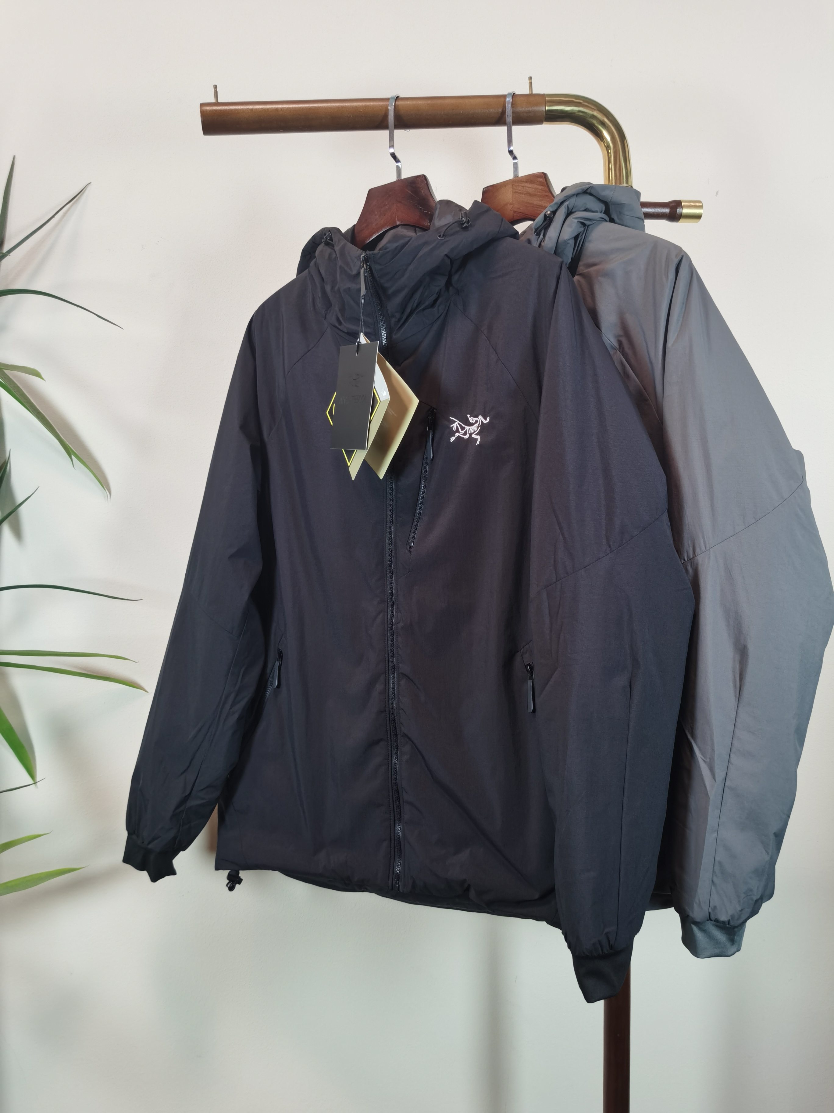NO:828367,High version - new coats '-' Arc'teryx down jacket black technology embroidered down jacket winter new product, high-end customization!  The favorite series for light and mature business, minimalist style feather 90 goose down jacket, the fabric is comfortable and stylish!  The upper body is super stylish and handsome, and the version is a three-dimensional cutting design. The whole piece has high warmth and good resilience. The upper body is warm and stylish without feeling heavy. It is very practical to wear and does not appear bloated. It can well prevent the cold wind from invading!  High quality first choice!  Color Black Gray Size: S~3XL,arc'teryx,jackets & coats,down jacket,19860909高版本-外套上新 ‘   -' 始祖鸟羽绒服黑科技刺绣羽绒外套冬装新品,高端定制！轻熟商务最爱系列,极简主义风格羽90鹅绒羽绒服 面料舒适有型！上身超级有型的帅气,版型是立体裁剪的设计 整件保暖度高,回弹力好 上身保暖有型 又不会有负重感 实穿性非常强 不显臃肿 可以很好的防止寒风侵袭！高品质首选！ 颜色黑色 灰色 尺码: S~3XL,arc'teryx,jackets & coats,down jacket,,Men's clothing