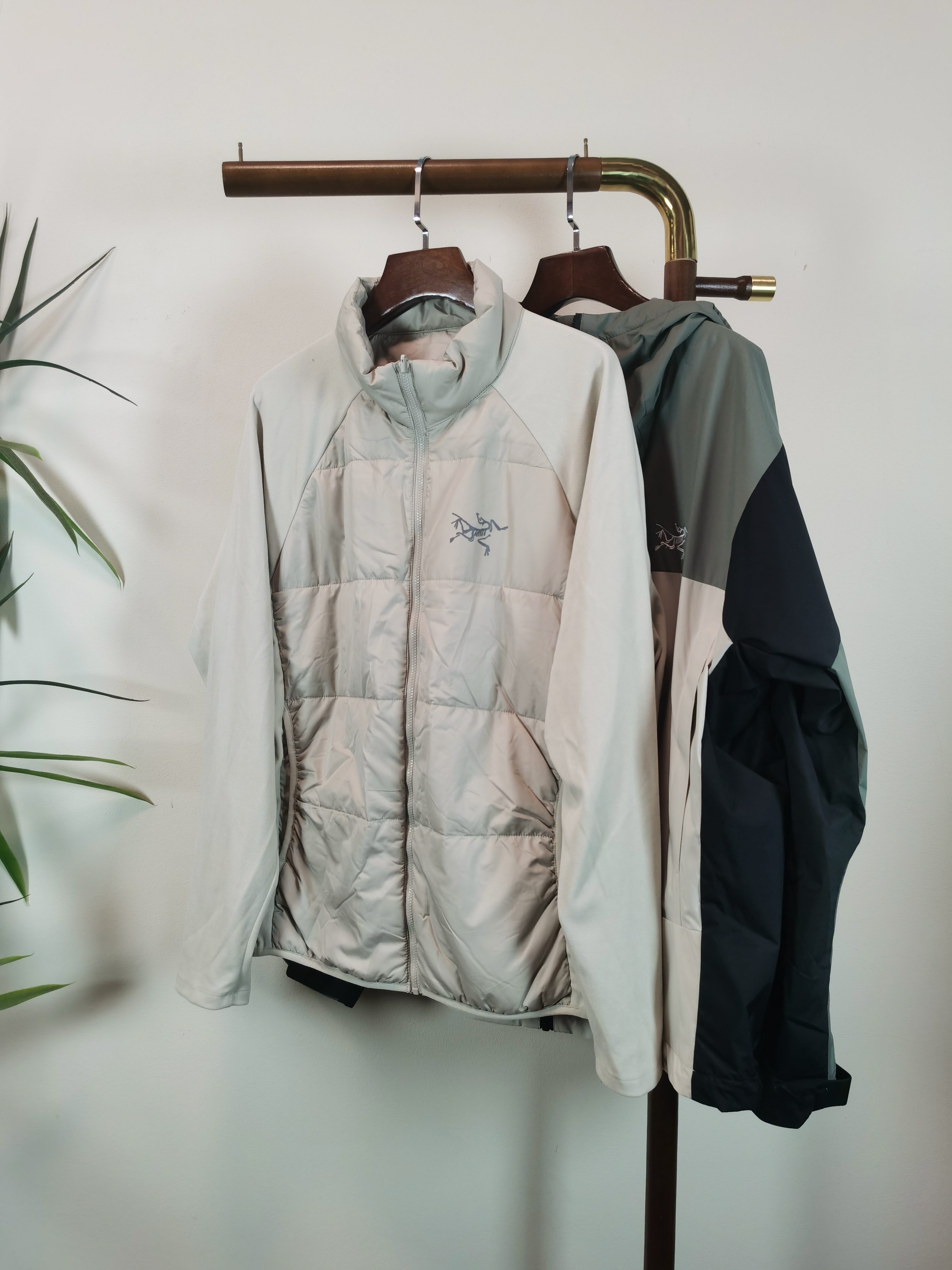 NO:828418,[Arc'teryx] Three-in-one functional outdoor performance, windproof, rainproof, ARCTERYX Arc'teryx hard-shell top-grade heat-sealed version of the jacket. Self-purchased ZP pattern making. All data. Accessories. Full set of accessories customized. Whole garment. Armpit YKK two-way zippers. All hardware is molded and customized. Tag book description analysis, multi-link washing.  This jacket has a simple and versatile design that provides the performance required in alpine environments. It is thin and wear-resistant, windproof, waterproof and breathable, making it suitable for a variety of activities. The helmet-compatible S hood provides good protection without affecting vision, zippered hand pockets for easy access to items, zippers under the arms for quick ventilation, and a spliced design for freedom of movement. Multi-purpose garment suitable for a variety of activities and environments. Lightweight High-performance, simple design, lightweight and wear-resistant.  GORE-TEX waterproof, windproof, breathable fabric provides multi-faceted protection. Traditional bellows reverse entry alpine pocket set high, VISLON center front zipper, adjustable Velcro cuff tabs, ZiP-in compatible Color Dark Green Size M-3XL, arc'teryx, jackets & coats, hats,19860909【始祖鸟】 三合一功能性户外性能 防风,防雨,ARCTERYX 始祖鸟硬壳顶级 热封版本冲锋衣 自购ZP打版 所有数据 辅料 全套辅料定制 整衣 腋下YKK双向拉链,五金全部开模定制,吊牌书说明解析 ,多联水洗. 这款夹克设计简洁而通用,可提供高山环境所需的性能,轻薄而耐磨,防风、防水且透气,适合多种活动穿着. 头盔兼容S兜帽防护良好且不影响视线,插手口袋设有拉链,便于取放物品,腋下拉链便于快速通风,拼接设计使活动自如. 多用途服装适用于多种活动和环境. 轻量 高性能的简约设计,轻量而耐磨. GORE-TEX防水、防风、透气面料可提供多面防护. 传统风琴交叉反向进入高山口袋设置在高位,VISLON中央正面拉链,可调节Velcro袖口魔术贴标签,兼容ZiP-in 颜色 墨绿色 码数 M-3XL,arc'teryx,jackets & coats,hats,,Men's clothing