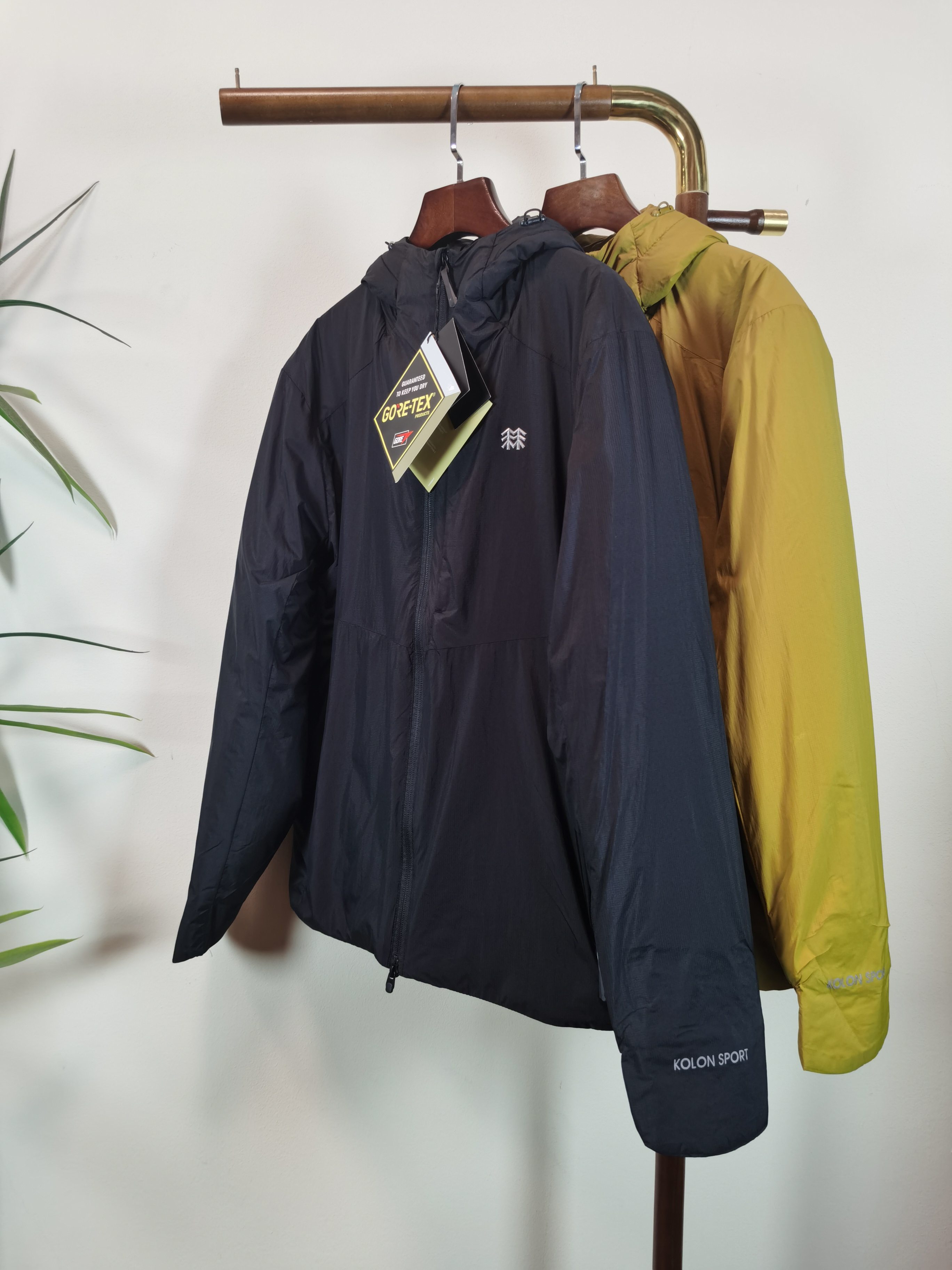 NO:746490,KOLON (down jacket) The entire KOLON down jacket is filled with goose down, which is warm and lightweight. The technical fabrics support the outdoors. The full down filling helps warm the winter and explore nature. It can be said to be the best winter item that combines skiing elements and outdoor. Size S-4XL Color Brown Black, down jacket,19860909可隆 KOLON（羽绒棉服） 可隆羽绒棉服羽绒 整件都采用了鹅绒填充,保暖又轻便,科技面料为户外加持 饱满充绒助力暖冬探索自然可以说是集合滑雪元素和户外最好的冬季单品. 尺码S-4XL 颜色 咖色 黑色,,down jacket,,Men's clothing