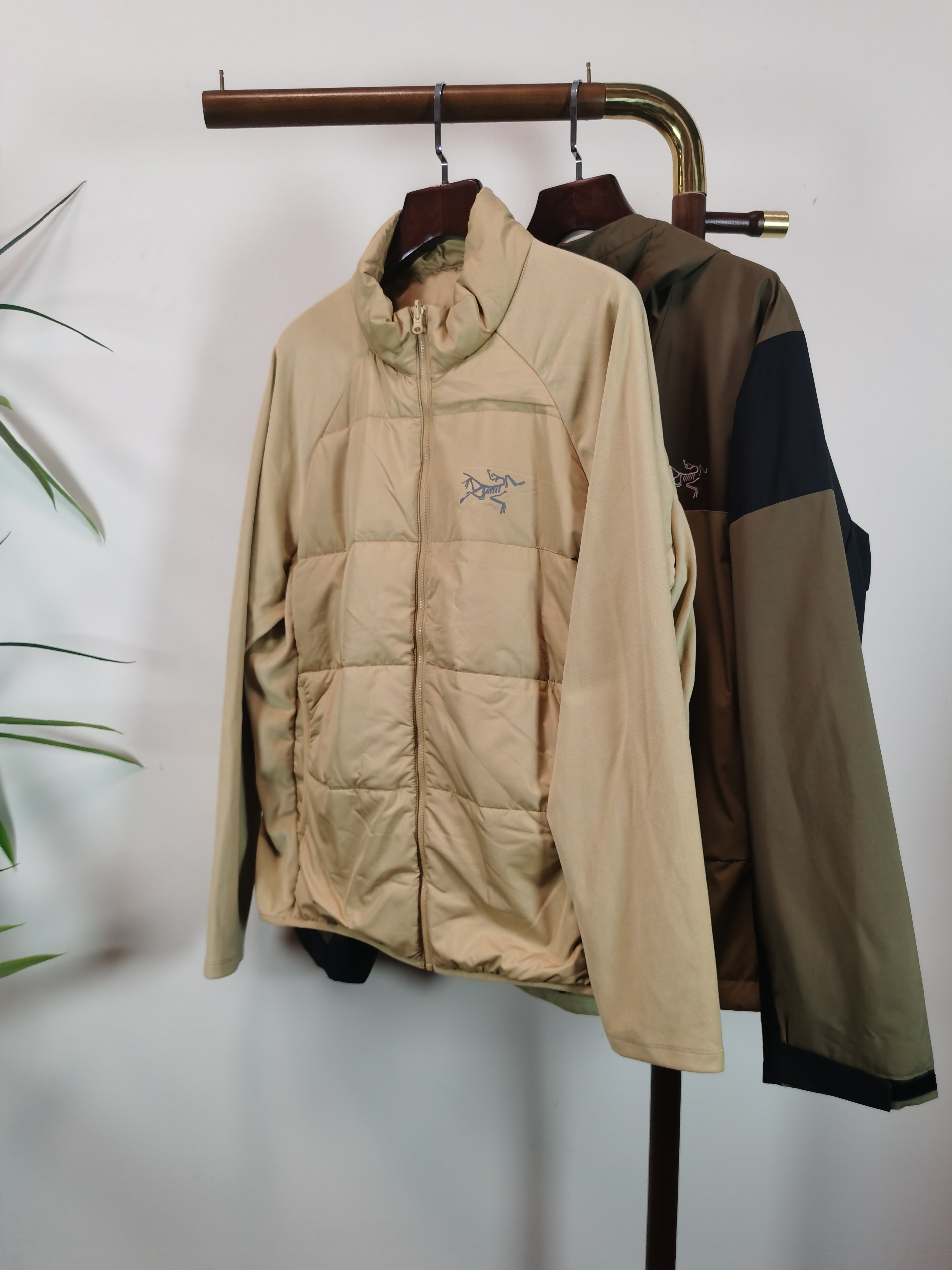 NO:828354,[Arc'teryx] Three-in-one functional outdoor performance, windproof, rainproof, ARCTERYX Arc'teryx hard-shell top-grade heat-sealed version of the jacket. Self-purchased ZP pattern making. All data. Accessories. Full set of accessories customized. Whole garment. Armpit YKK two-way zippers. All hardware is molded and customized. Tag book description analysis, multi-link washing.  This jacket has a simple and versatile design that provides the performance required in alpine environments. It is thin and wear-resistant, windproof, waterproof and breathable, making it suitable for a variety of activities. The helmet-compatible S hood provides good protection without affecting vision, zippered hand pockets for easy access to items, zippers under the arms for quick ventilation, and a spliced design for freedom of movement. Multi-purpose garment suitable for a variety of activities and environments. Lightweight High-performance, simple design, lightweight and wear-resistant.  GORE-TEX waterproof, windproof, breathable fabric provides multi-faceted protection. Traditional bellows reverse entry alpine pocket set high, VISLON center front zipper, adjustable Velcro cuff tabs, ZiP-in compatible Color Brown Size M-3XL, arc'teryx, jackets & coats, hats,19860909【始祖鸟】 三合一功能性户外性能 防风,防雨,ARCTERYX 始祖鸟硬壳顶级 热封版本冲锋衣 自购ZP打版 所有数据 辅料 全套辅料定制 整衣 腋下YKK双向拉链,五金全部开模定制,吊牌书说明解析 ,多联水洗. 这款夹克设计简洁而通用,可提供高山环境所需的性能,轻薄而耐磨,防风、防水且透气,适合多种活动穿着. 头盔兼容S兜帽防护良好且不影响视线,插手口袋设有拉链,便于取放物品,腋下拉链便于快速通风,拼接设计使活动自如. 多用途服装适用于多种活动和环境. 轻量 高性能的简约设计,轻量而耐磨. GORE-TEX防水、防风、透气面料可提供多面防护. 传统风琴交叉反向进入高山口袋设置在高位,VISLON中央正面拉链,可调节Velcro袖口魔术贴标签,兼容ZiP-in 颜色 咖啡色 码数 M-3XL,arc'teryx,jackets & coats,hats,,Men's clothing