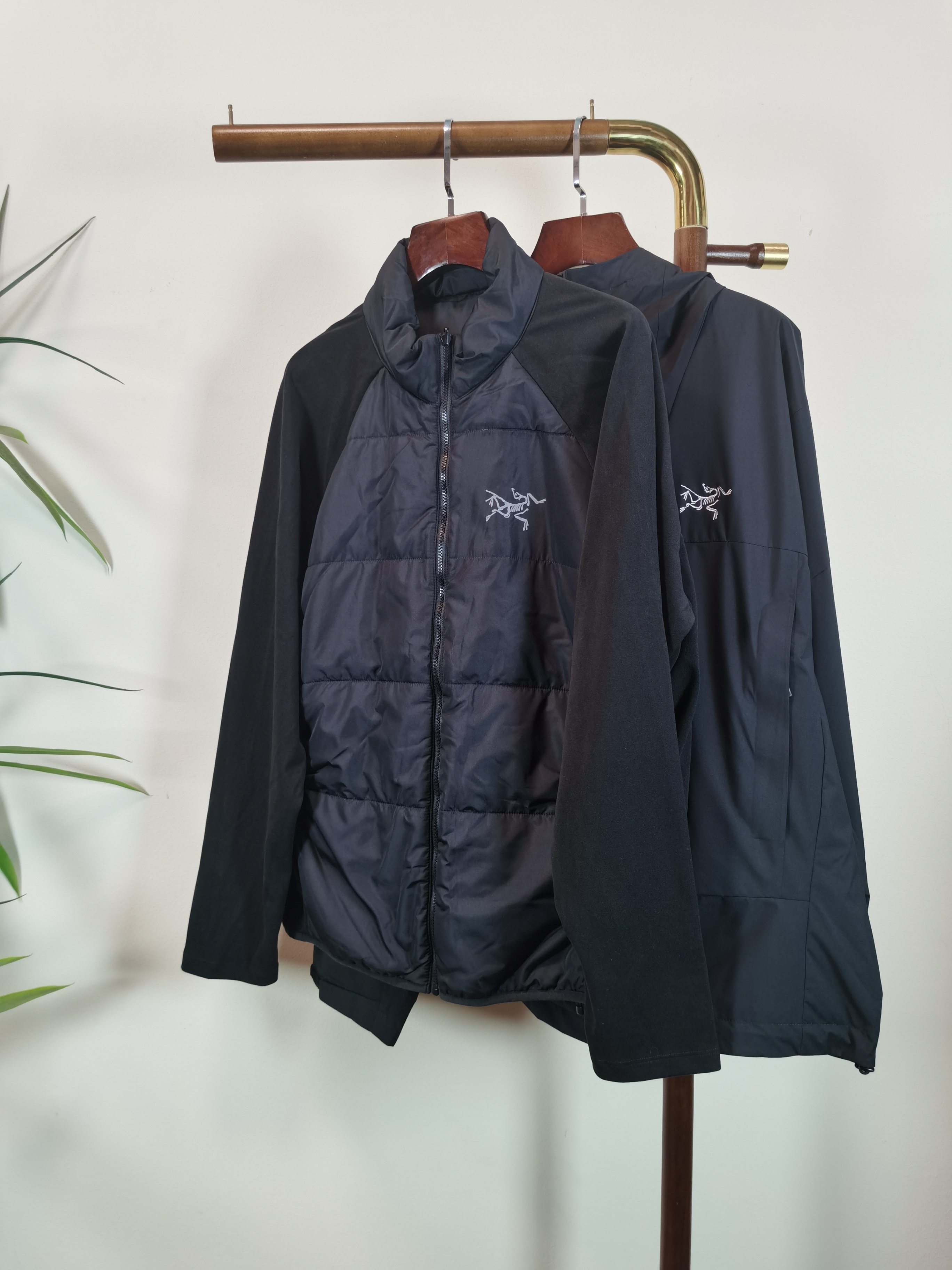 NO:828409,[Arc'teryx] Three-in-one functional outdoor performance, windproof, rainproof, ARCTERYX Arc'teryx hard-shell top-grade heat-sealed version of the jacket. Self-purchased ZP pattern making. All data. Accessories. Full set of accessories customized. Whole garment. Armpit YKK two-way zippers. All hardware is molded and customized. Tag book description analysis, multi-link washing.  This jacket has a simple and versatile design that provides the performance required in alpine environments. It is thin and wear-resistant, windproof, waterproof and breathable, making it suitable for a variety of activities. The helmet-compatible S hood provides good protection without affecting vision, zippered hand pockets for easy access to items, zippers under the arms for quick ventilation, and a spliced design for freedom of movement. Multi-purpose garment suitable for a variety of activities and environments. Lightweight High-performance, simple design, lightweight and wear-resistant.  GORE-TEX waterproof, windproof, breathable fabric provides multi-faceted protection. Traditional bellows reverse entry alpine pocket set high, VISLON center front zipper, adjustable Velcro cuff tabs, ZiP-in compatible Color Black Size M-3XL, arc'teryx, jackets & coats, hats,19860909【始祖鸟】 三合一功能性户外性能 防风,防雨,ARCTERYX 始祖鸟硬壳顶级 热封版本冲锋衣 自购ZP打版 所有数据 辅料 全套辅料定制 整衣 腋下YKK双向拉链,五金全部开模定制,吊牌书说明解析 ,多联水洗. 这款夹克设计简洁而通用,可提供高山环境所需的性能,轻薄而耐磨,防风、防水且透气,适合多种活动穿着. 头盔兼容S兜帽防护良好且不影响视线,插手口袋设有拉链,便于取放物品,腋下拉链便于快速通风,拼接设计使活动自如. 多用途服装适用于多种活动和环境. 轻量 高性能的简约设计,轻量而耐磨. GORE-TEX防水、防风、透气面料可提供多面防护. 传统风琴交叉反向进入高山口袋设置在高位,VISLON中央正面拉链,可调节Velcro袖口魔术贴标签,兼容ZiP-in 颜色 黑色 码数 M-3XL,arc'teryx,jackets & coats,hats,,Men's clothing