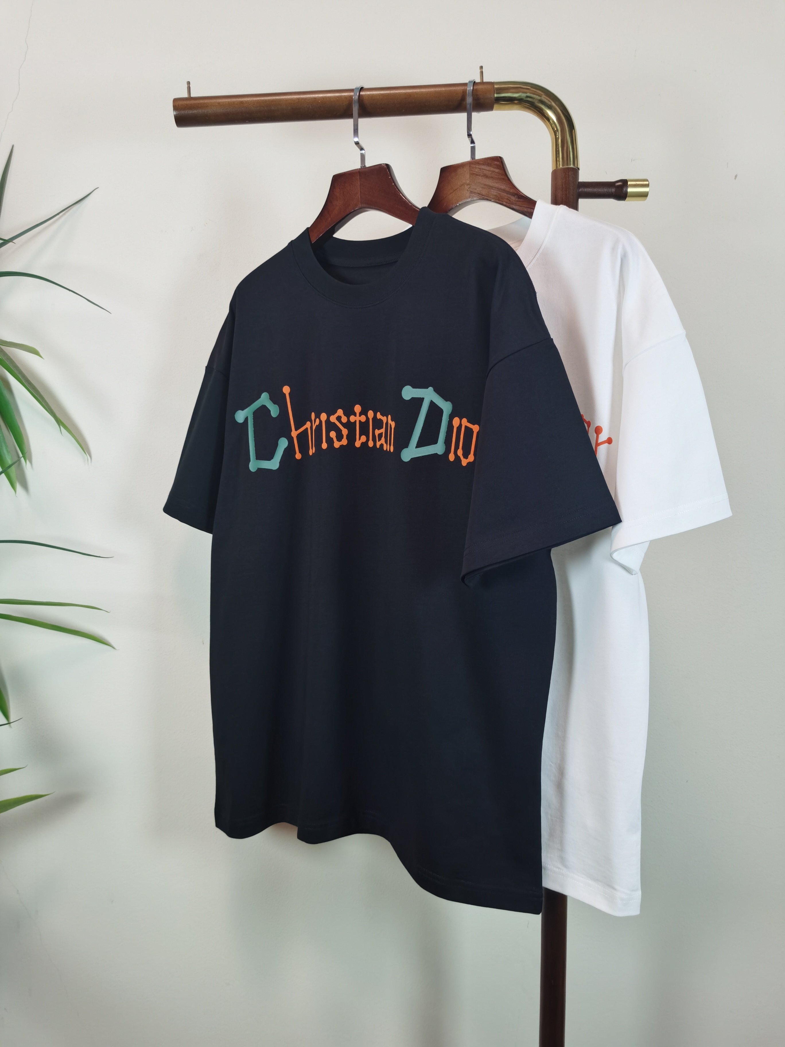 NO:757972,DIOR Dior round neck short-sleeved T-shirt high-end version!  Custom-made fabrics at the counter are highly breathable and comfortable, with impeccable details and brand element design concepts, reflecting high quality. It feels delicate and soft!  It presents a casual cut and the upper body shape is awesome!  Color Black White Size M-3XL,,dior,dior,T-shirt,tees,t-shirt,19860909DIOR迪奥 圆领 短袖 T恤 高端版本！专柜定制面料 透气舒适度高,细节无可挑剔,品牌元素设计理念,体现高品质.手感细腻柔软！呈现休闲裁剪,上身版型超赞！ 颜色黑色 白色 码数M-3XL,,dior,dior,T-shirt,tees，t-shirt,,Men's clothing