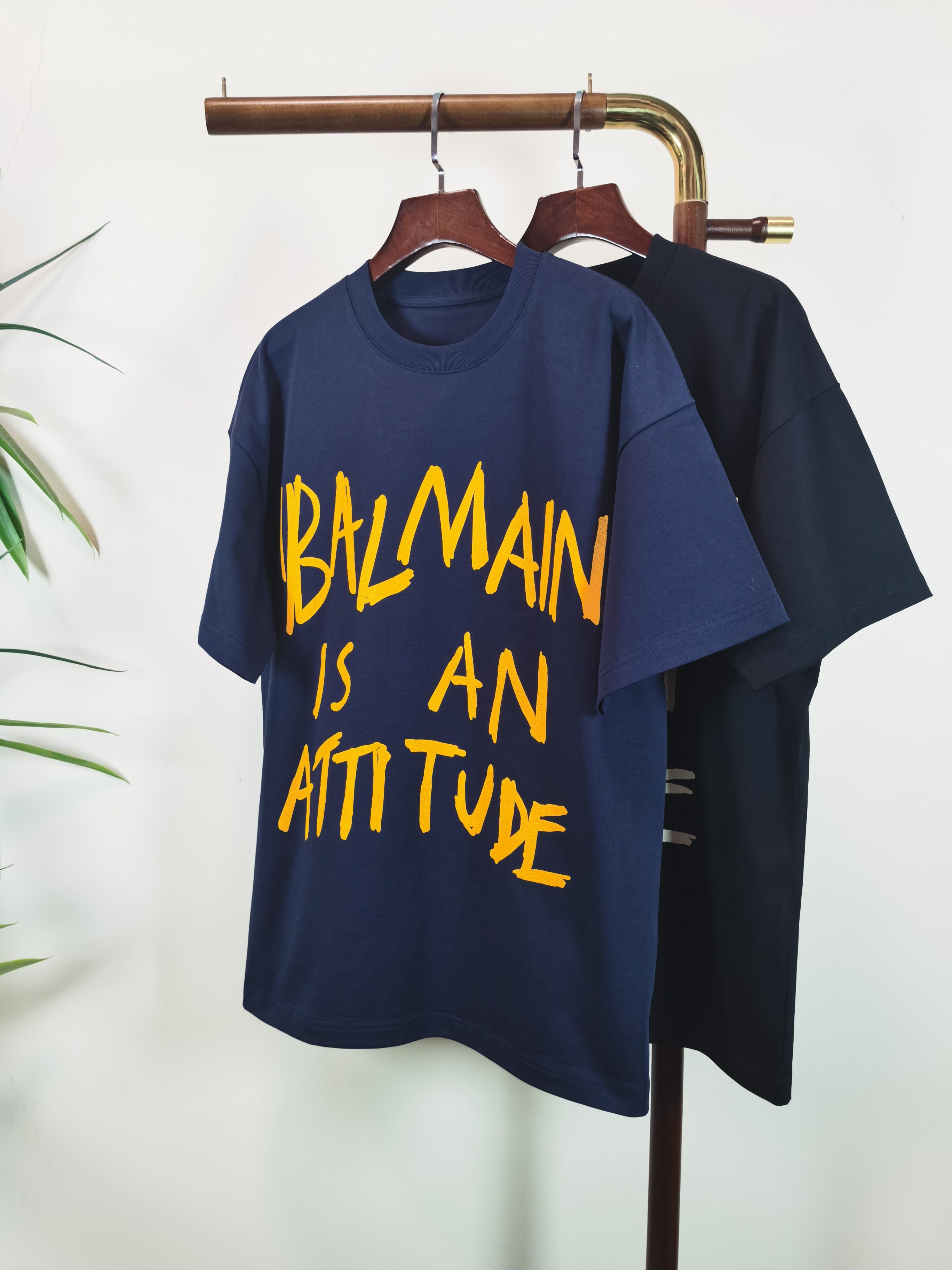 NO:745109,BALMAIN round neck short-sleeved T-shirt high-end version!  Custom-made fabrics at the counter are highly breathable and comfortable, with impeccable details and brand element design concepts, reflecting high quality. It feels delicate and soft!  It presents a casual cut and the upper body shape is awesome!  Color Black Blue Size M-3XL,,balmain,balmain,T-shirt,tees,t-shirt,19860909BALMAIN 巴尔曼 圆领 短袖 T恤 高端版本！专柜定制面料 透气舒适度高,细节无可挑剔,品牌元素设计理念,体现高品质.手感细腻柔软！呈现休闲裁剪,上身版型超赞！ 颜色黑色 蓝色 码数M-3XL,,balmain,balmain,T-shirt,tees，t-shirt,,Men's clothing