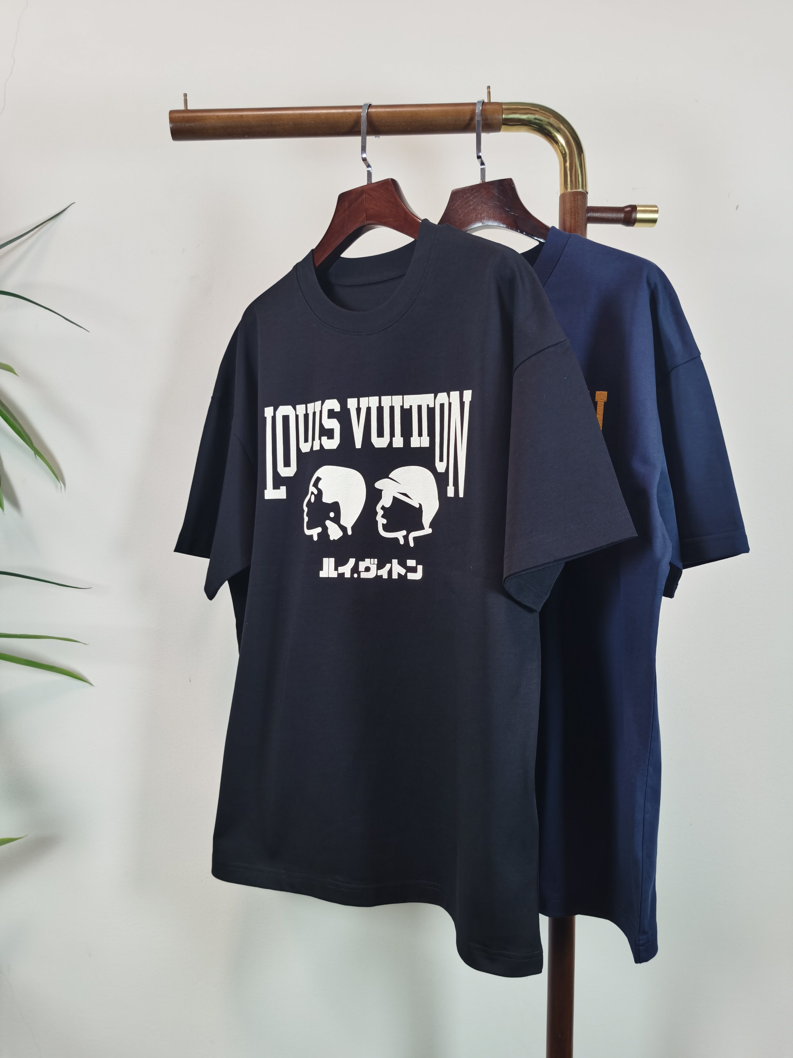 NO:745094,LV Louis Vuitton round neck short-sleeved T-shirt high-end version!  Custom-made fabrics at the counter are highly breathable and comfortable, with impeccable details and brand element design concepts, reflecting high quality. It feels delicate and soft!  It presents a casual cut and the upper body shape is awesome!  Color Black Blue Size M-3XL,,louis vuitton,louis vuitton,T-shirt,tees,t-shirt,19860909LV 路易威登 圆领 短袖 T恤 高端版本！专柜定制面料 透气舒适度高,细节无可挑剔,品牌元素设计理念,体现高品质.手感细腻柔软！呈现休闲裁剪,上身版型超赞！ 颜色黑色 蓝色 码数M-3XL,,louis vuitton,louis vuitton,T-shirt,tees，t-shirt,,Men's clothing