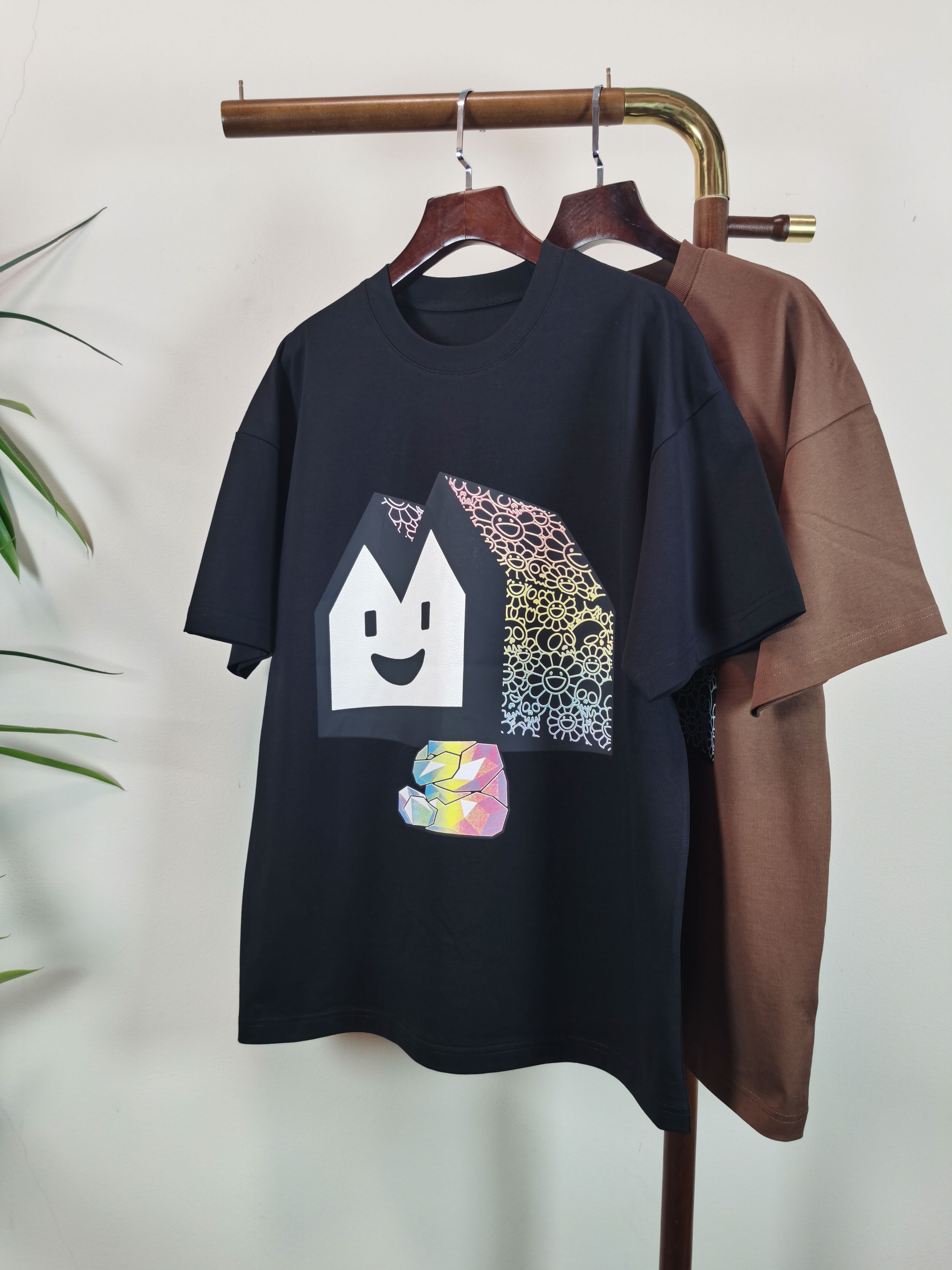 NO:745097,Murakami round neck short-sleeved T-shirt high-end version!  Custom-made fabrics at the counter are highly breathable and comfortable, with impeccable details and brand element design concepts, reflecting high quality. It feels delicate and soft!  It presents a casual cut and the upper body shape is awesome!  Color Black Coffee Size M-3XL, T-shirt, tees, t-shirt,19860909村上隆圆领 短袖 T恤 高端版本！专柜定制面料 透气舒适度高,细节无可挑剔,品牌元素设计理念,体现高品质.手感细腻柔软！呈现休闲裁剪,上身版型超赞！ 颜色黑色 咖啡 码数M-3XL,,T-shirt,tees，t-shirt,,Men's clothing