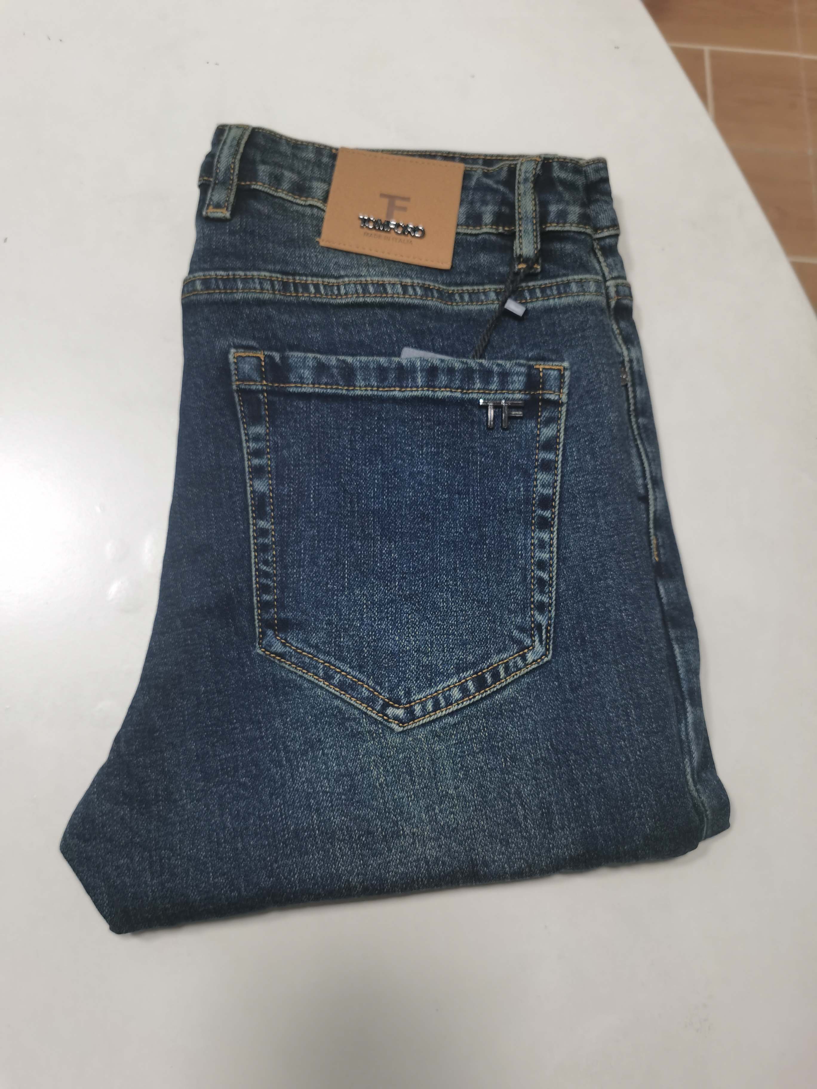 NO:828404,25 new autumn and winter jeans are available!  TF TOMFORD exclusively provides new jeans, high-end version!  Custom-made fabrics at the counter are highly breathable and comfortable, with impeccable details and brand element design concepts, reflecting high quality. It feels delicate and soft!  It presents a casual cut and the upper body shape is awesome!  Code number 29-40,,tom ford,tom ford,jeans,1986090925秋冬新款牛仔裤上新！ TF TOMFORD 独家专供新款 牛仔裤,高端版本！专柜定制面料 透气舒适度高,细节无可挑剔,品牌元素设计理念,体现高品质.手感细腻柔软！呈现休闲裁剪,上身版型超赞！ 码数29-40,,tom ford,tom ford,jeans,,Men's clothing