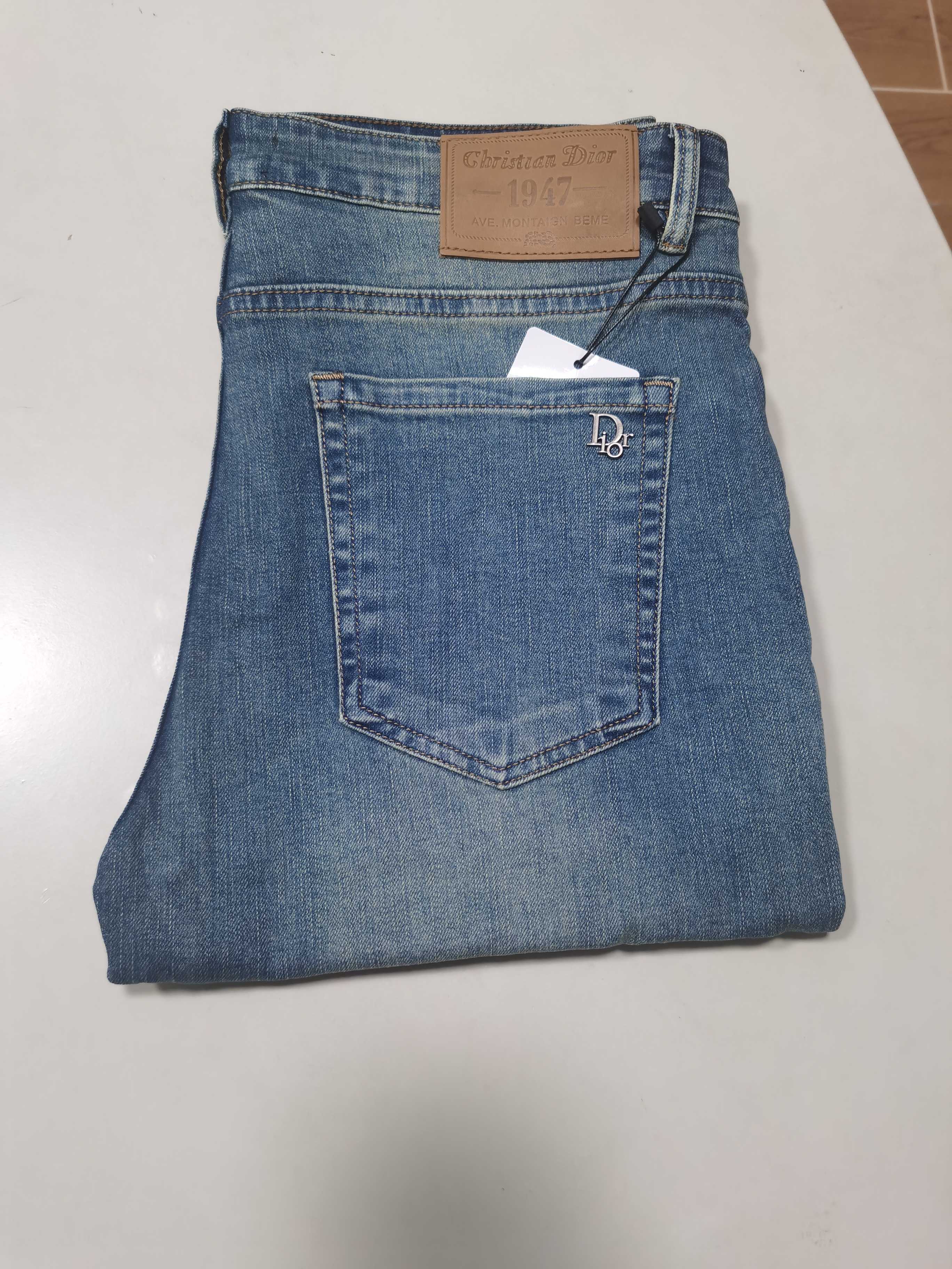 NO:828414,25 new autumn and winter jeans are available!  DIOR Dior exclusively offers new jeans, high-end version!  Custom-made fabrics at the counter are highly breathable and comfortable, with impeccable details and brand element design concepts, reflecting high quality. It feels delicate and soft!  It presents a casual cut and the upper body shape is awesome!  Code number 29-40,,dior,dior,jeans,1986090925秋冬新款牛仔裤上新！ DIOR 迪奥独家专供新款 牛仔裤,高端版本！专柜定制面料 透气舒适度高,细节无可挑剔,品牌元素设计理念,体现高品质.手感细腻柔软！呈现休闲裁剪,上身版型超赞！ 码数29-40,,dior,dior,jeans,,Men's clothing