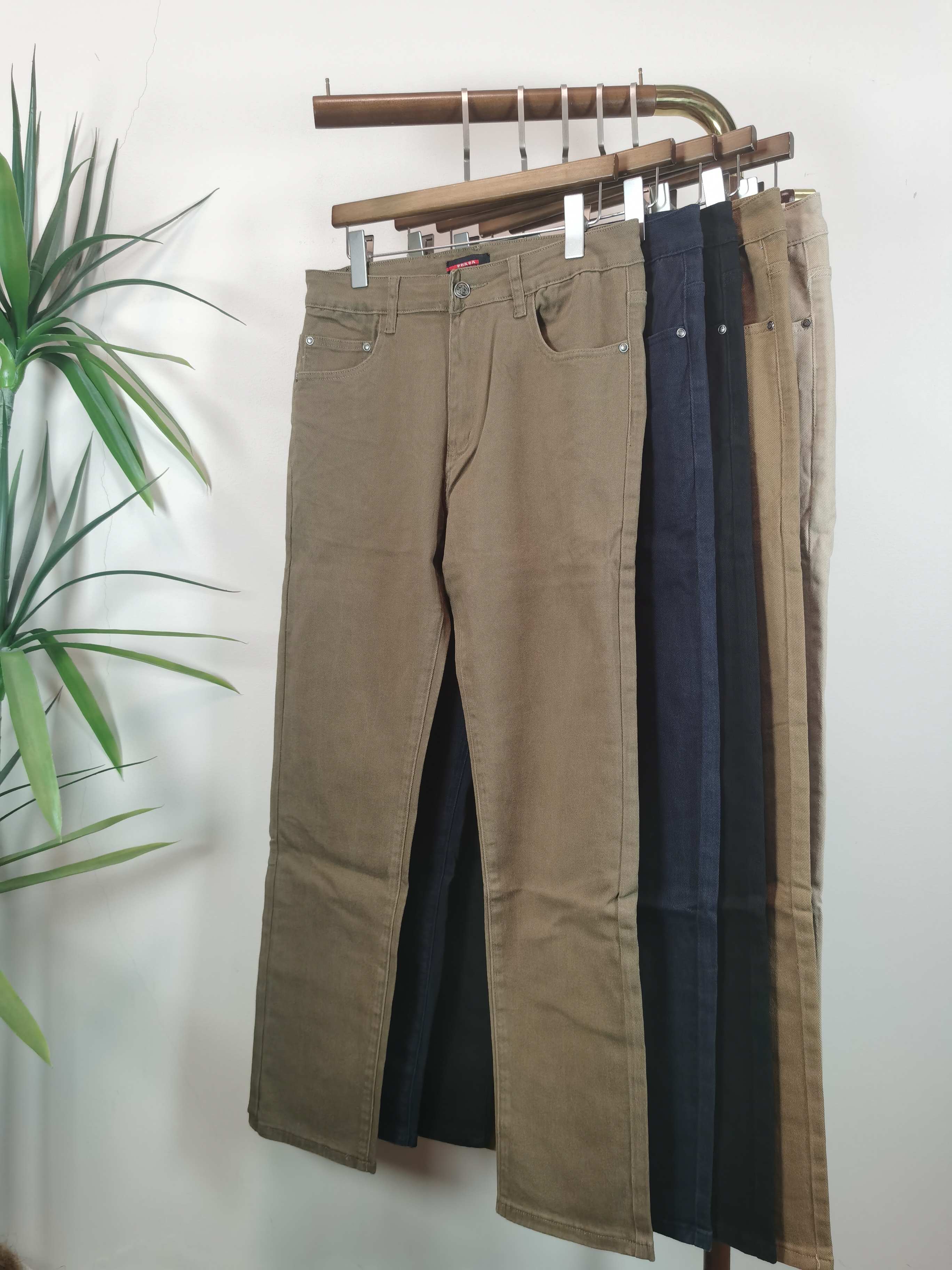 NO:833668,Business casual pants PRADA 2025 autumn and winter new series of men's casual pants!  The brand style is clear at a glance!  Minimalist design, no extra exaggerated elements to declare victory, fine details, original custom-made hardware accessories, just the right thickness, easy to control in all weathers, classic color upper body, very energetic, multiple styles of wear, casual business, daily life, fashion trends can be controlled!  The overall style and fashion sense are extremely outstanding, bringing extraordinary clothing taste!  Color Black Dark Blue Brown Apricot Light Brown Size 29-40, prada, prada,19860909商务休闲裤 PRADA普拉达2025秋冬 新系列男士休闲裤！ 品牌格调一览无余！极简主义设计,没有多余浮夸的元素来宣兵夺主,细节做工精细,五金配件原版定制,厚薄程度也是恰到好处,轻松驾驭各种天气,经典颜色上身很显精气神,多种风格穿搭,休闲商务、日常生活、时尚潮流均可驾驭！整体不论是档次还是时尚感都是极为出色的,带来非凡的衣着品味！ 颜色黑色 深蓝色 咖色 杏色 浅咖 码数29-40,,prada,prada,,Men's clothing