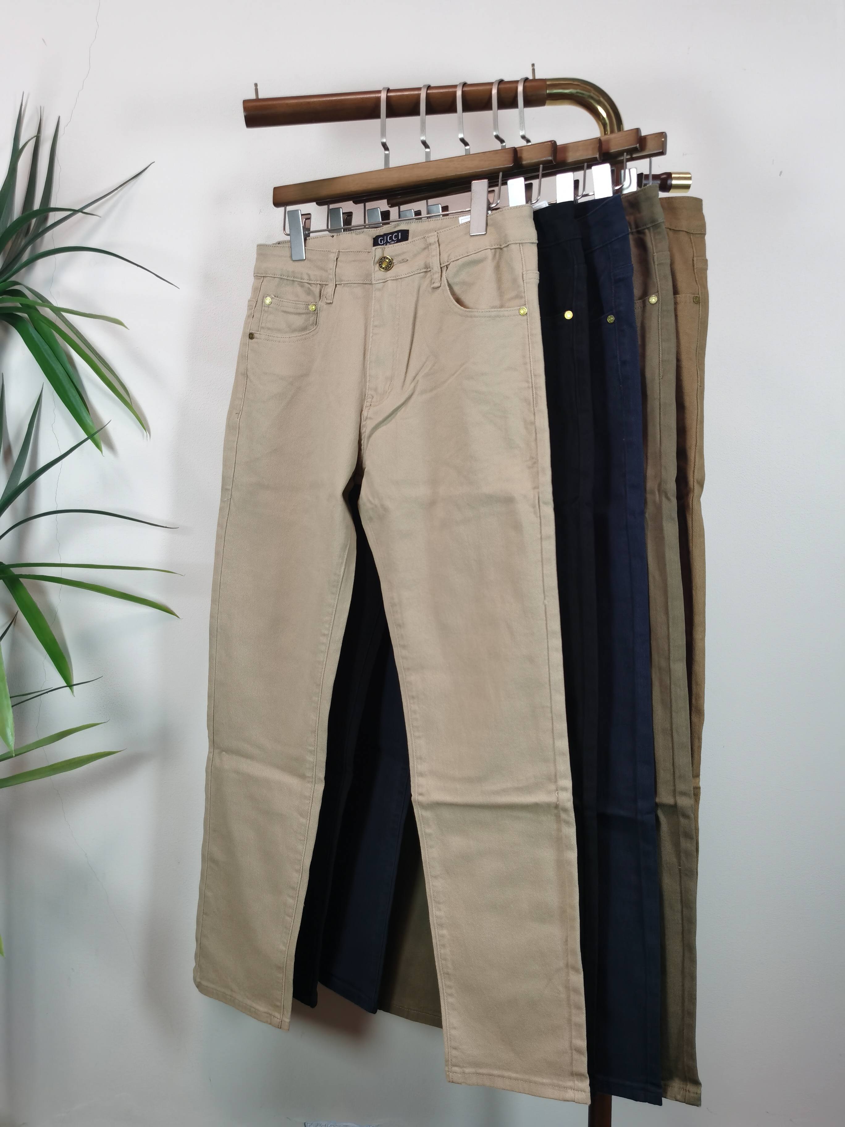 NO:833662,Business casual pants GUCCI Gucci 2025 autumn and winter new series of men's casual pants!  The brand style is clear at a glance!  Minimalist design, no extra exaggerated elements to declare victory, fine details, original custom-made hardware accessories, just the right thickness, easy to control in all weathers, classic color upper body, very energetic, multiple styles of wear, casual business, daily life, fashion trends can be controlled!  The overall style and fashion sense are extremely outstanding, bringing extraordinary clothing taste!  Color Black Dark Blue Brown Apricot Light Brown Size 29-40,,gucci,gucci,19860909商务休闲裤 GUCCI 古驰 2025秋冬 新系列男士休闲裤！ 品牌格调一览无余！极简主义设计,没有多余浮夸的元素来宣兵夺主,细节做工精细,五金配件原版定制,厚薄程度也是恰到好处,轻松驾驭各种天气,经典颜色上身很显精气神,多种风格穿搭,休闲商务、日常生活、时尚潮流均可驾驭！整体不论是档次还是时尚感都是极为出色的,带来非凡的衣着品味！ 颜色黑色 深蓝色 咖色 杏色 浅咖 码数29-40,,gucci,gucci,,Men's clothing
