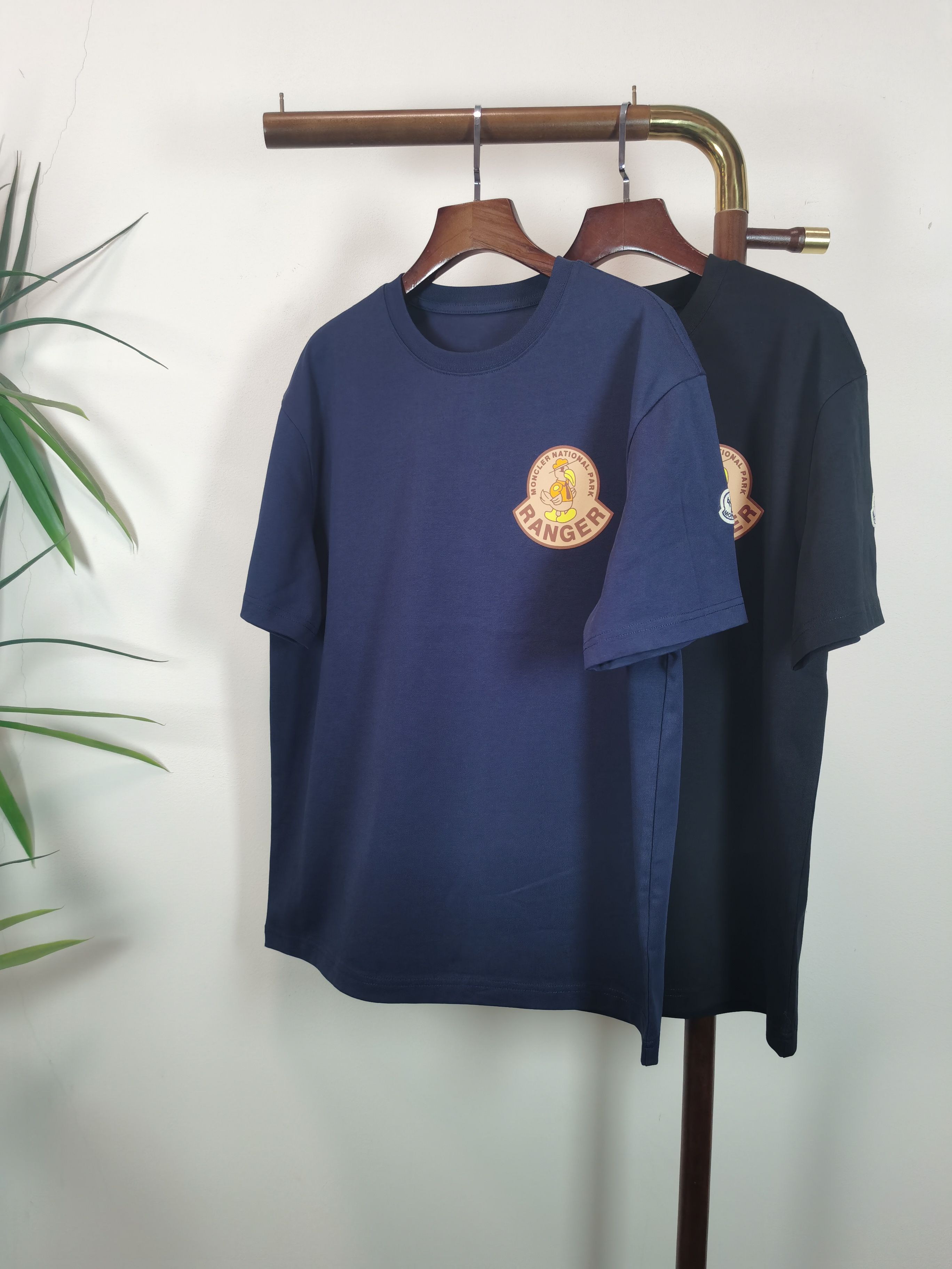 NO:745105,MONCLER muzzled round neck short-sleeved T-shirt high-end version!  Custom-made fabrics at the counter are highly breathable and comfortable, with impeccable details and brand element design concepts, reflecting high quality. It feels delicate and soft!  It presents a casual cut and the upper body shape is awesome!  Color Black Blue Size M-3XL,,Moncler,T-shirt,tees,t-shirt,19860909MONCLER蒙口 圆领 短袖 T恤 高端版本！专柜定制面料 透气舒适度高,细节无可挑剔,品牌元素设计理念,体现高品质.手感细腻柔软！呈现休闲裁剪,上身版型超赞！ 颜色黑色 蓝色 码数M-3XL,,Moncler,T-shirt,tees，t-shirt,,Men's clothing